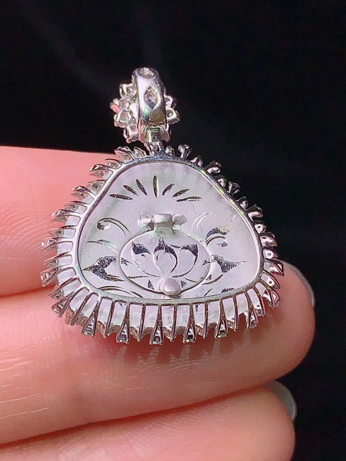 18k金钻镶嵌飘绿布袋佛公吊坠 玉质细腻 色泽清新艳丽 整体尺寸27.3*22.5*8.3