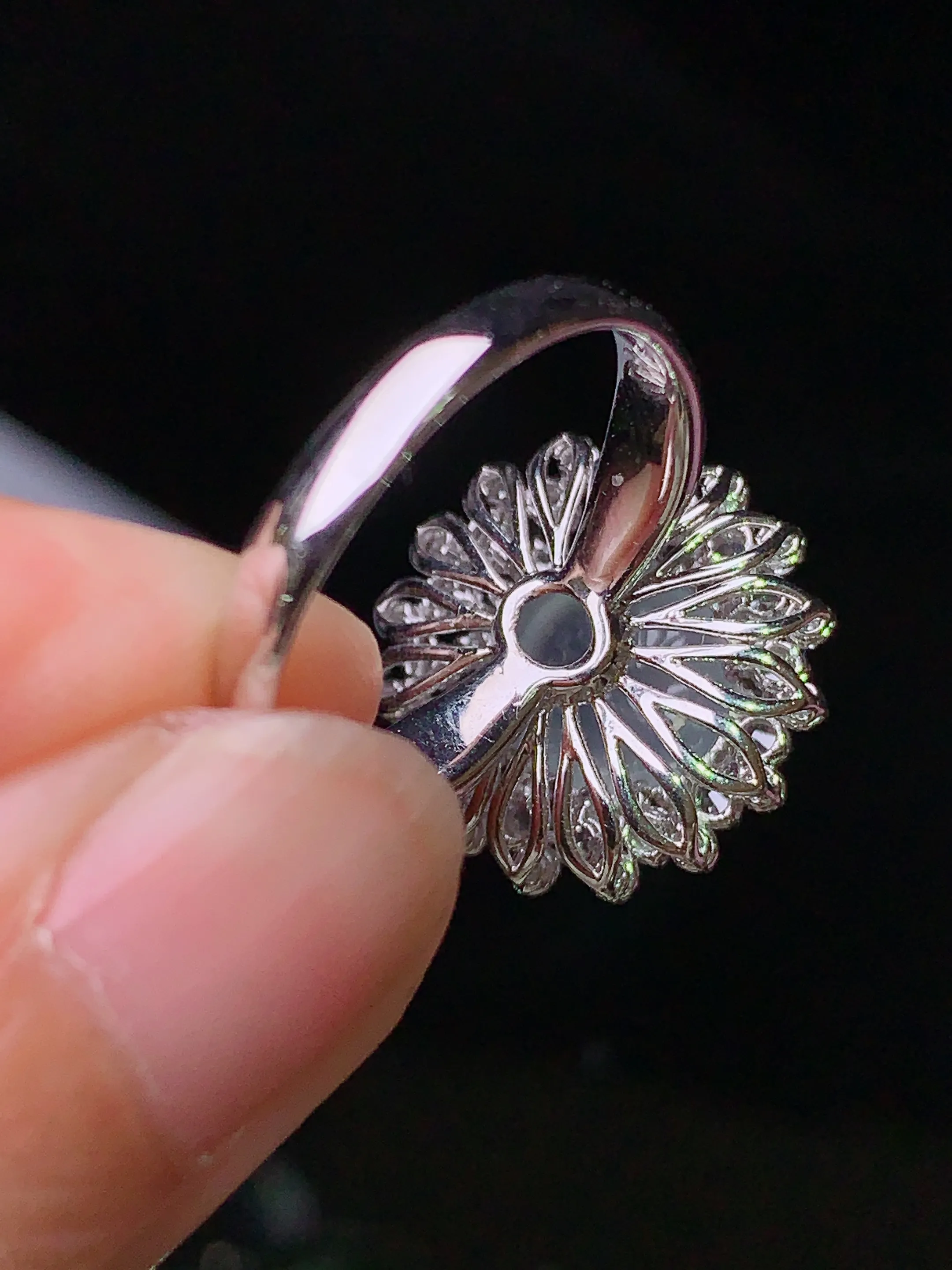 18k金钻镶嵌冰种蛋面戒指 玉质细腻 水润亮眼  圈口13 整体尺寸17.3*11.7