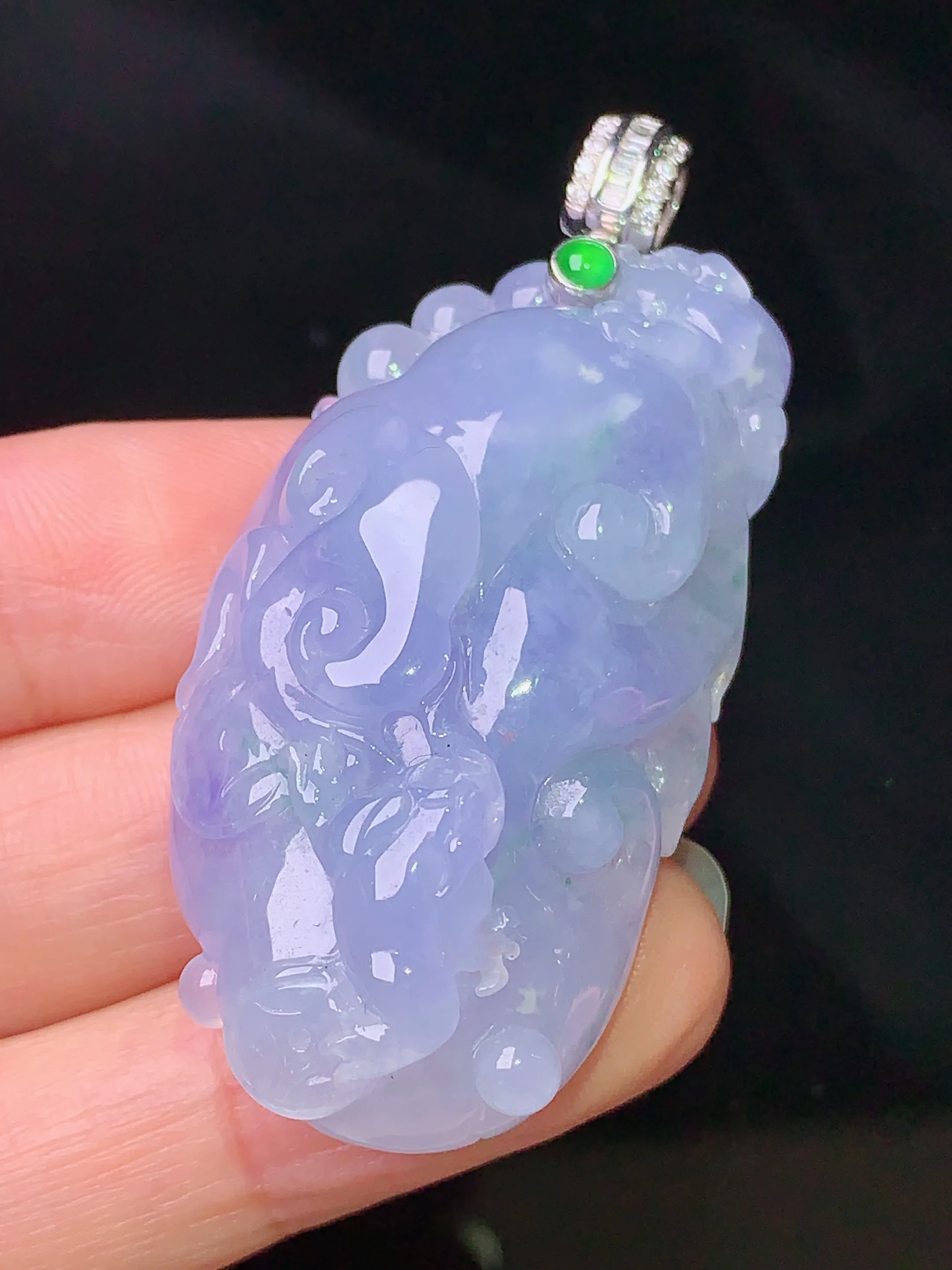 18k金钻镶嵌紫罗兰如意吊坠 玉质细腻 水润亮眼  整体尺寸43.5*24.5*12.5