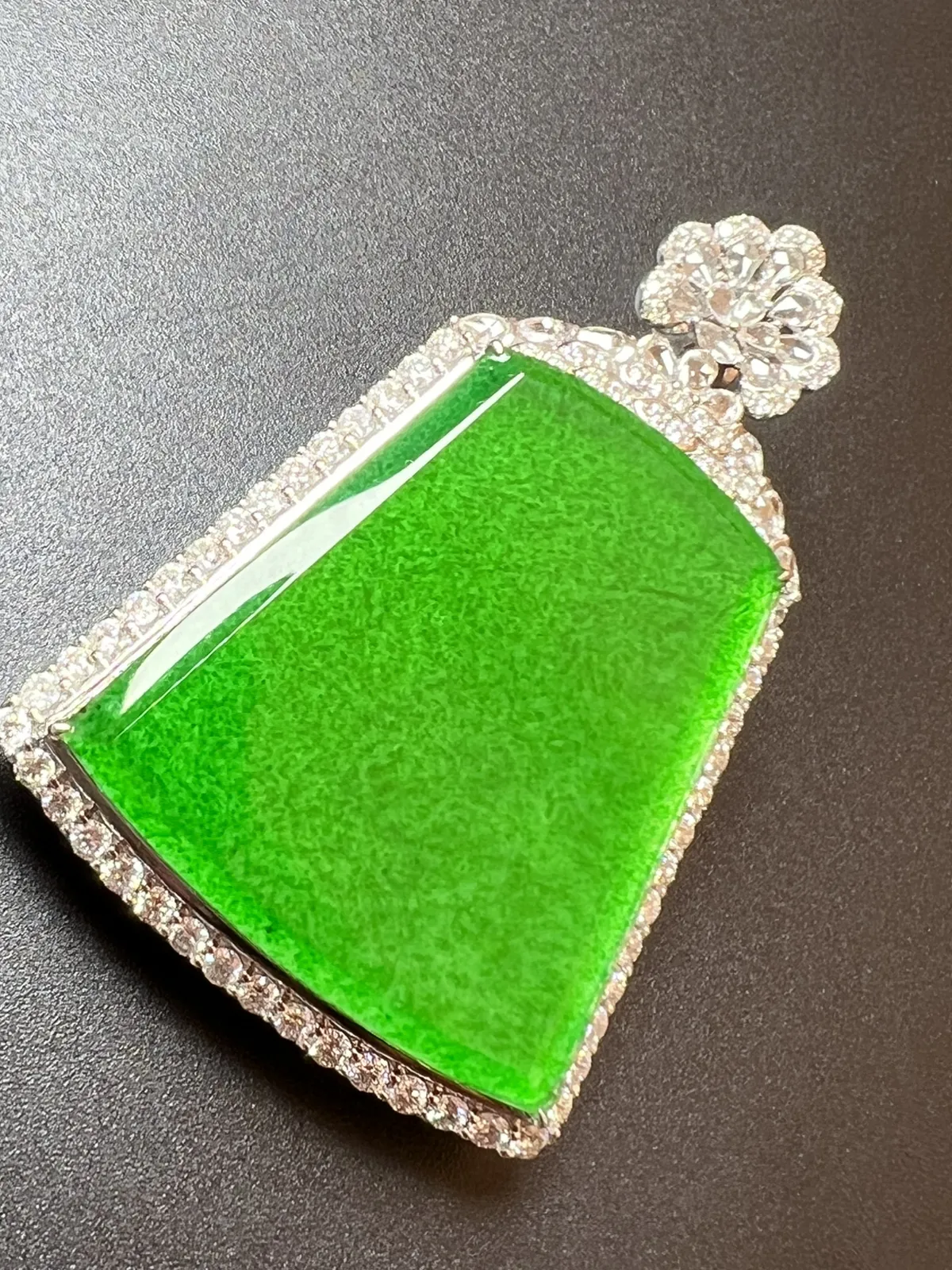 满绿大方牌配戴奢华霸气，色辣，整体尺寸52.2*35.8*13.5