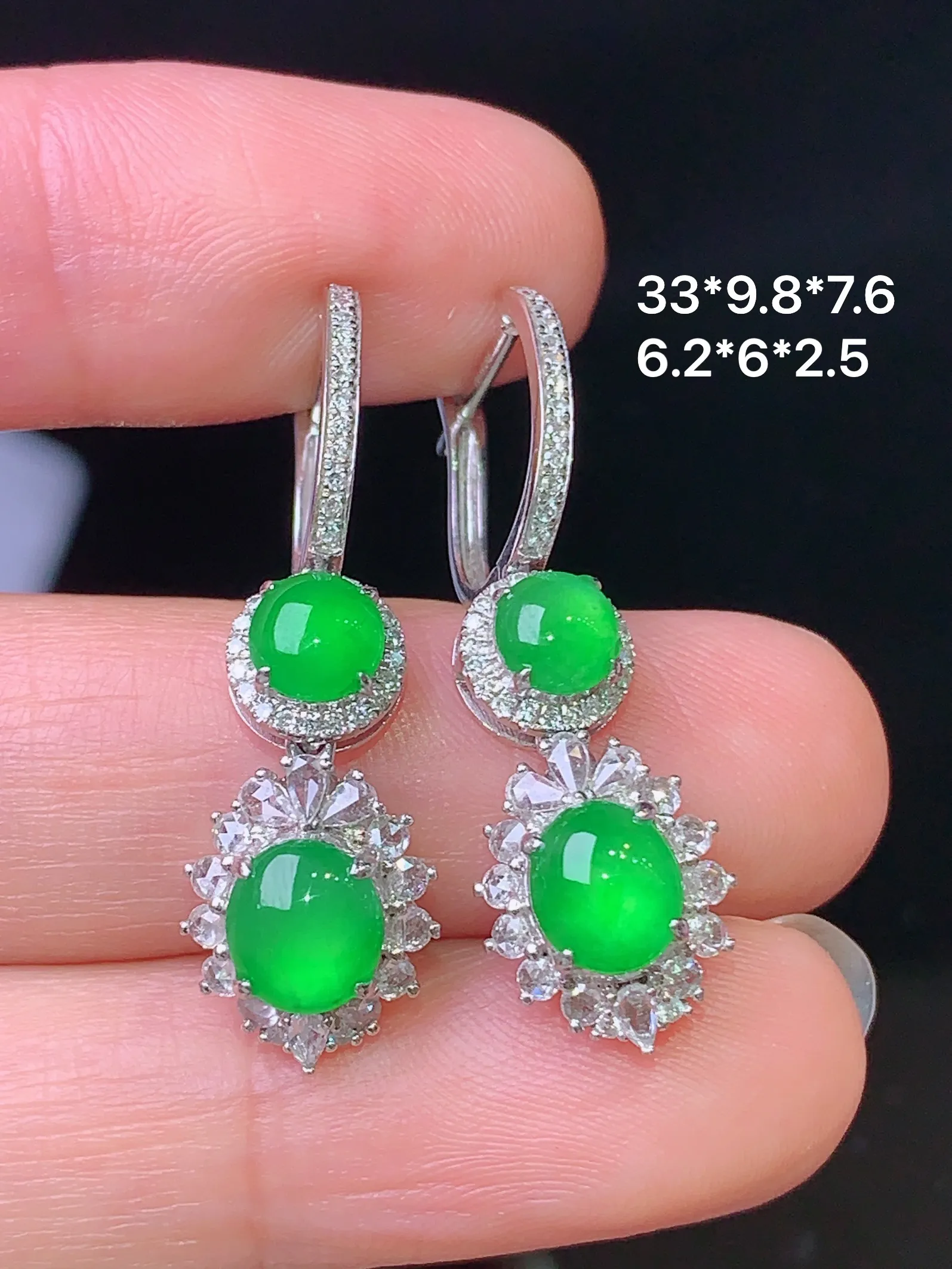18k金钻镶嵌满绿蛋面耳坠 玉质细腻 色泽艳丽 水润亮眼  整体尺寸33*9.8*7.6