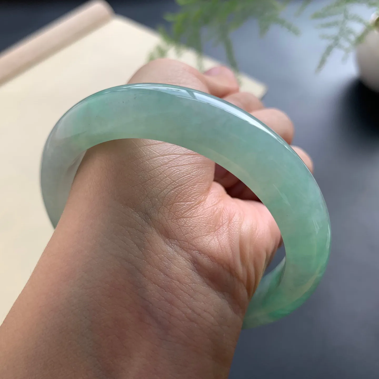 58圈口晴绿正圈手镯 尺寸：58-12.5-9，无纹裂，水润光滑，色泽亮丽