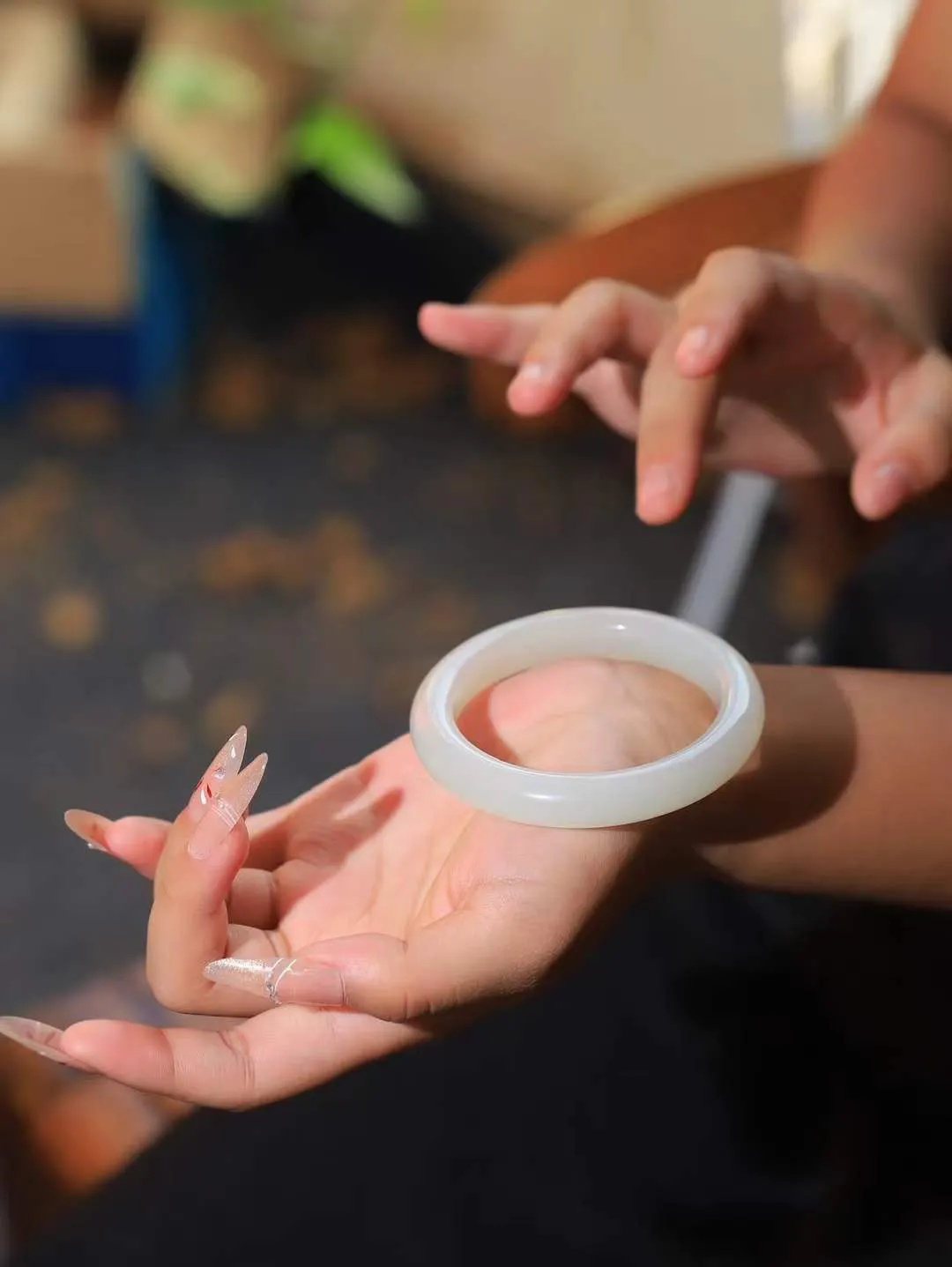 【花样年华·手镯】

精品和田玉白玉手镯，质地油润细腻，色泽高贵典雅，镯型古朴典雅。在诗情画意的雨巷