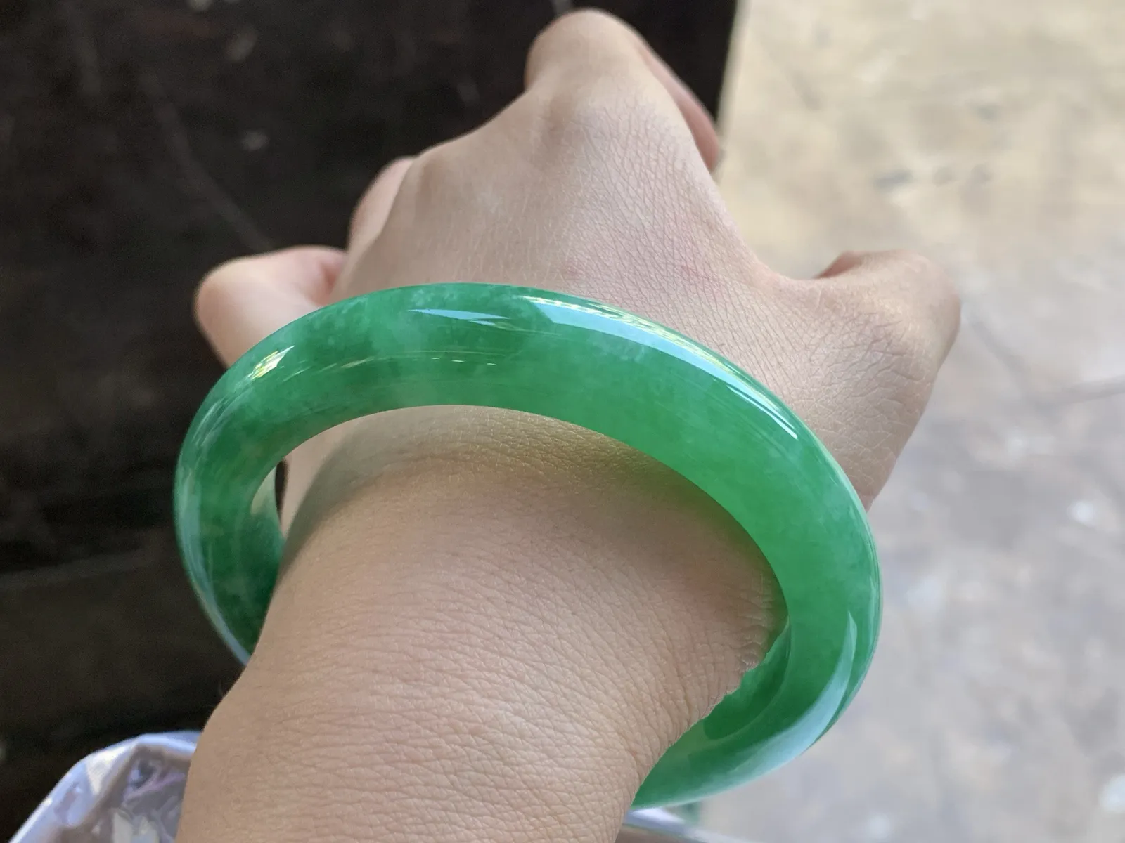 59.5-11.5-9.3

浓绿色手镯^_^鲜艳 玉质温润