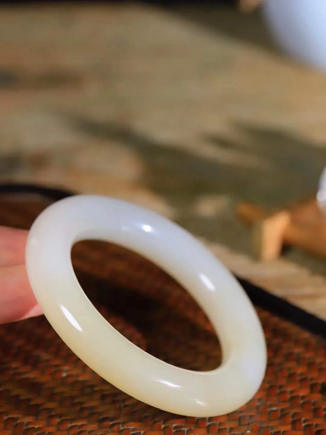 【花样年华·手镯】

收藏级️和田玉糖白玉圆条手镯，质地油润细腻，色泽高贵典雅，镯型古朴典雅。在诗情画意的雨巷相遇，你是我腕间的一抹风情，有你眸有深情，清风荡漾湖间静水，我愿俯身低眉，在烟波涟漪处，寻你深情倩影。内径53mm尺寸12.3-12.3mm 重76.3克fDT-781042841