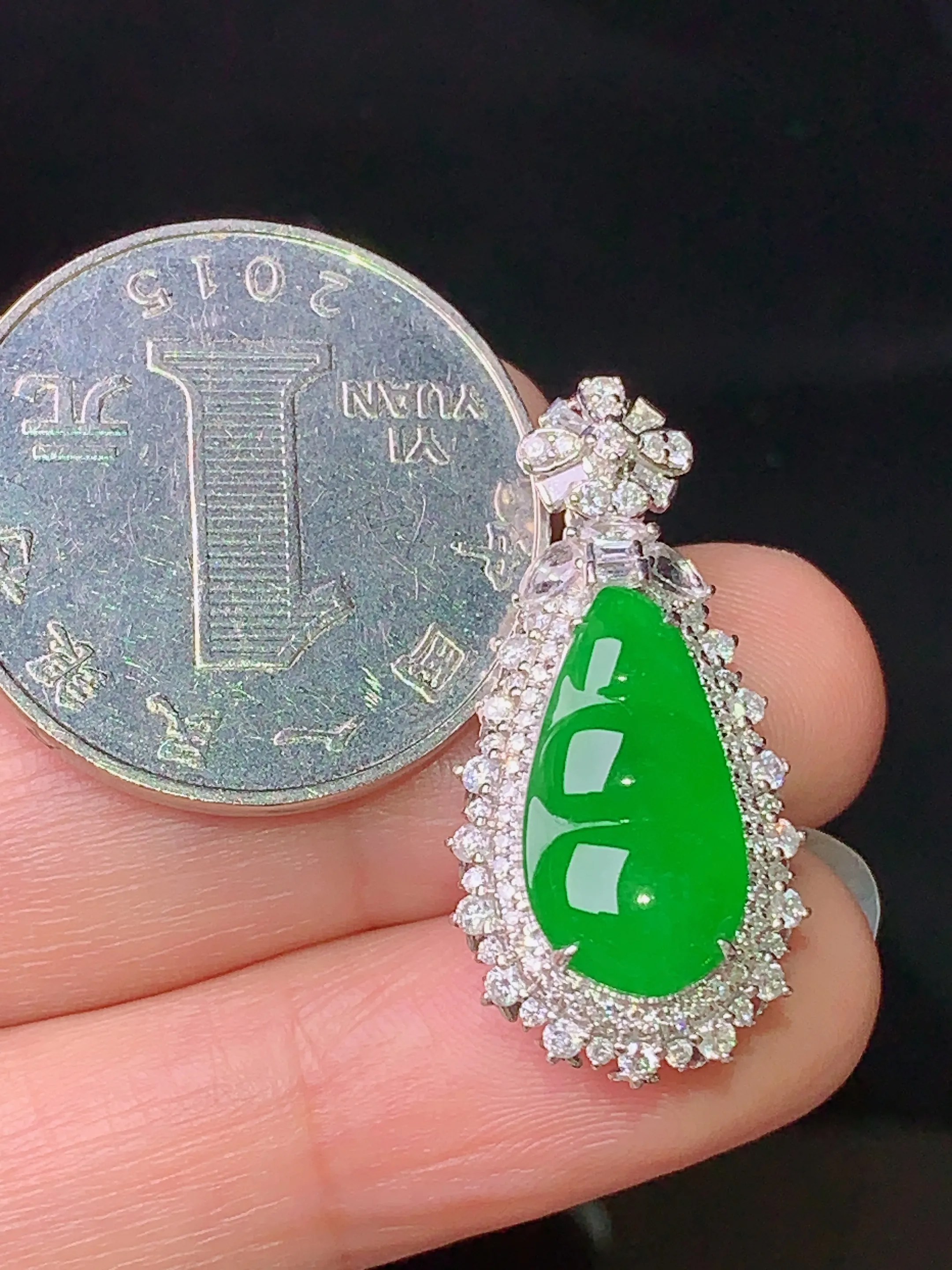 18k金钻镶嵌满绿四季豆吊坠 玉质细腻 水润亮眼  整体尺寸28.8*14*9.5