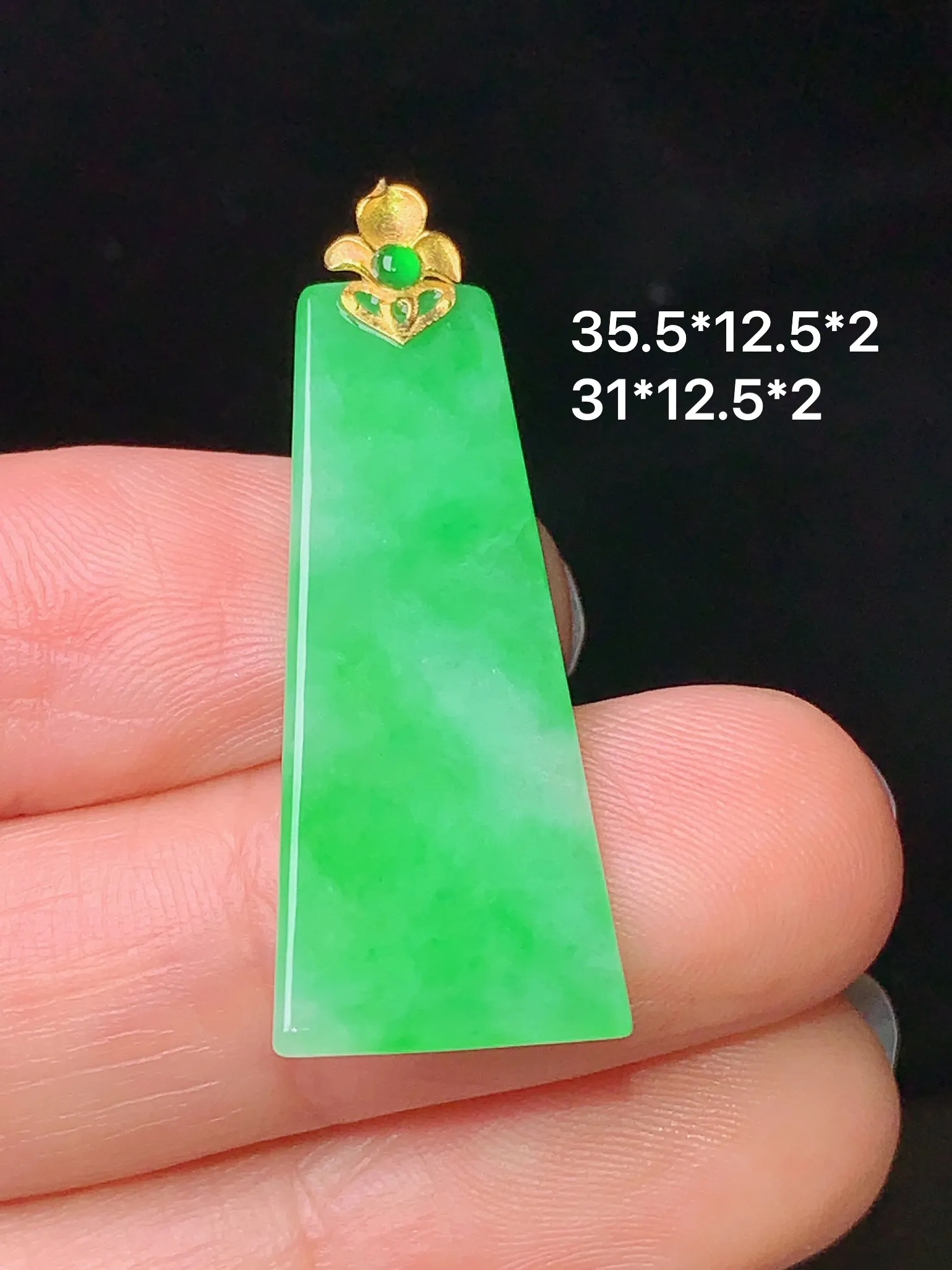 18k金镶嵌翠绿无事牌吊坠 玉质细腻 水润亮眼  整体尺寸35.5*12.5*2