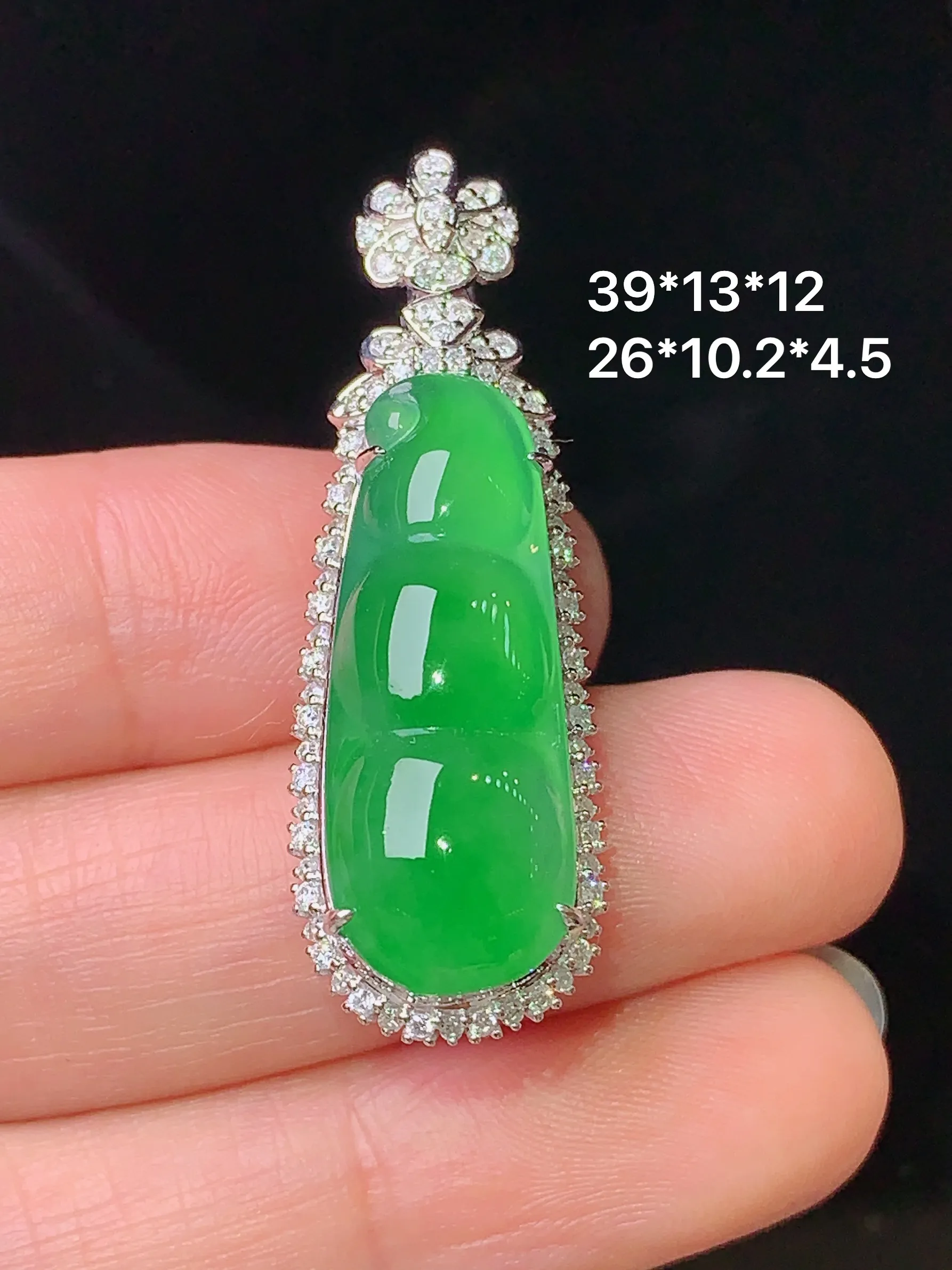 18k金钻镶嵌翠绿四季豆吊坠 玉质细腻 水润亮眼 色泽艳丽 整体尺寸39*13*12