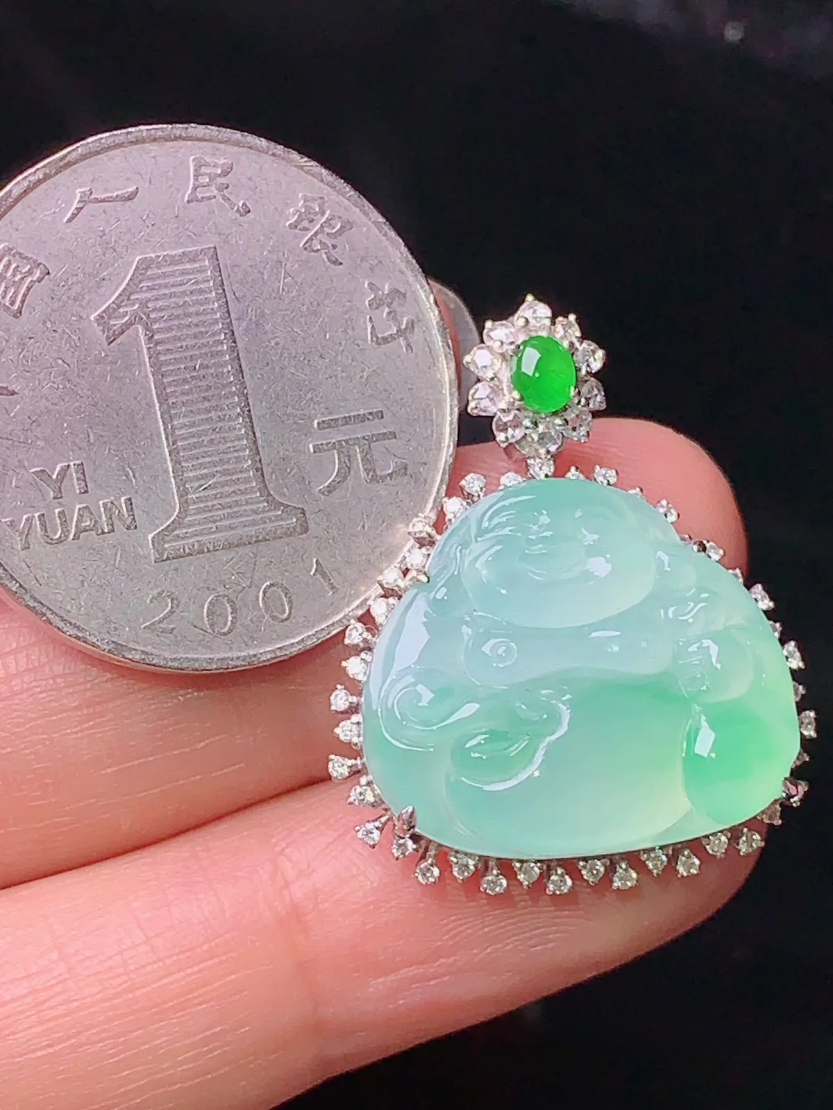 18k金钻镶嵌飘绿布袋佛公吊坠 玉质细腻 色泽清新艳丽 整体尺寸27.3*22.5*8.3