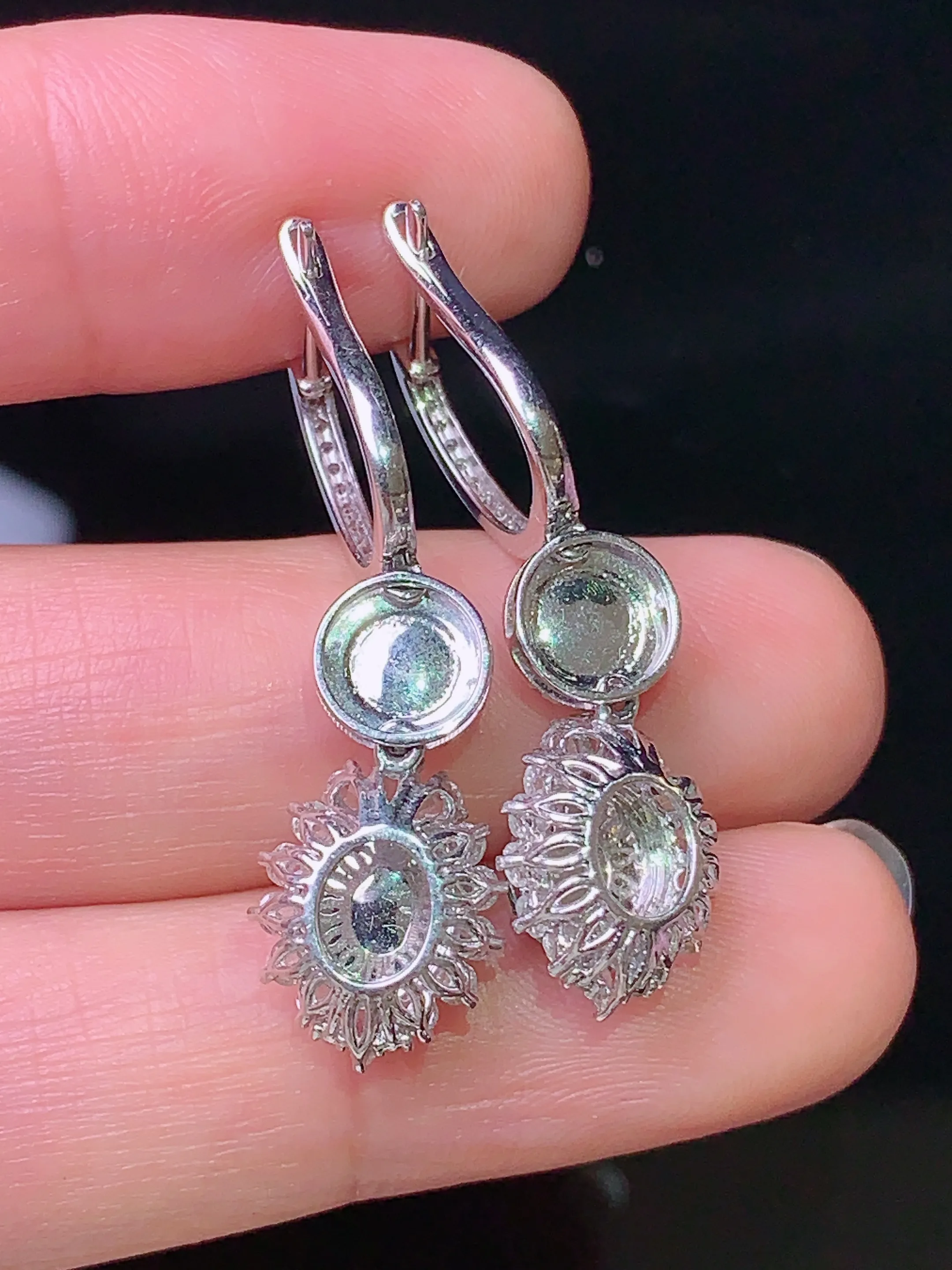 18k金钻镶嵌满绿蛋面耳坠 玉质细腻 色泽艳丽 水润亮眼  整体尺寸33*9.8*7.6