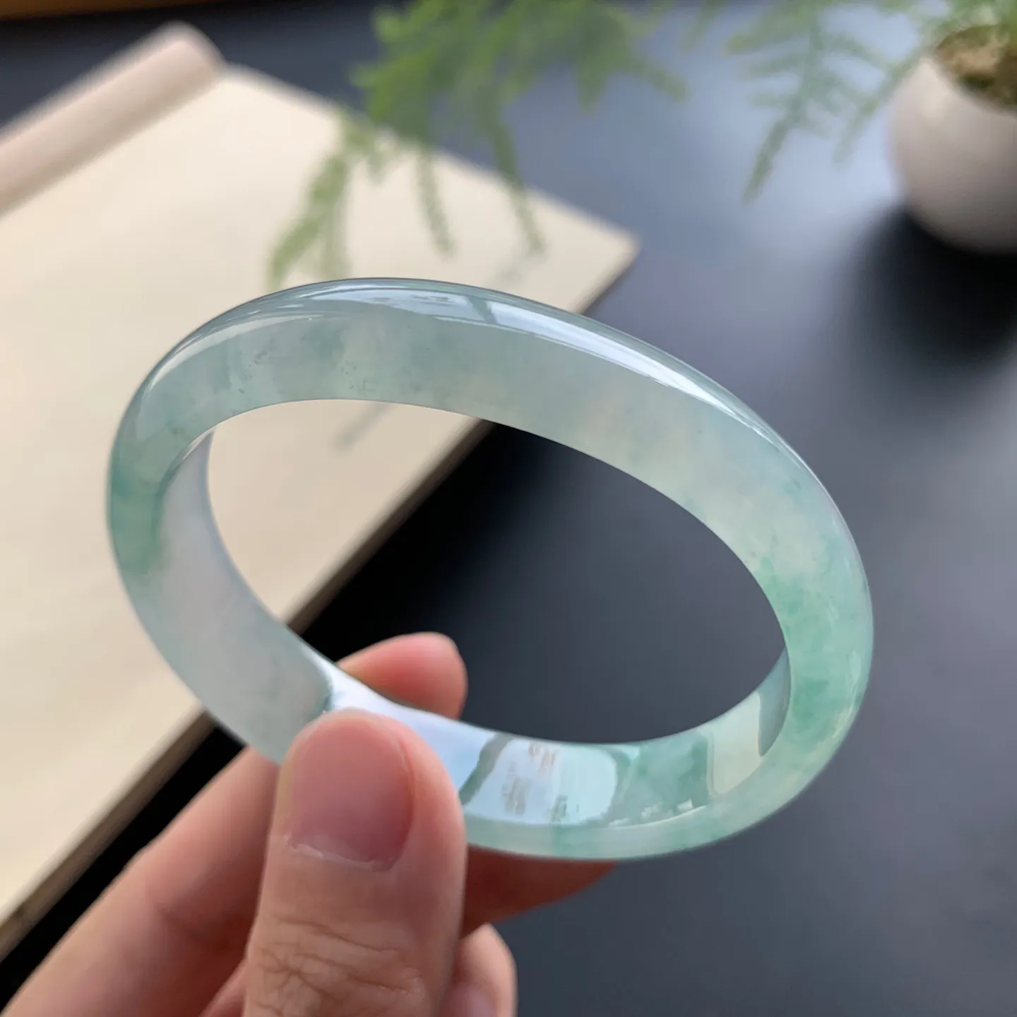 53.2圈口冰飘花贵妃手镯 尺寸：53.2-44-12.2-6，无纹裂，水润起胶，花色灵动