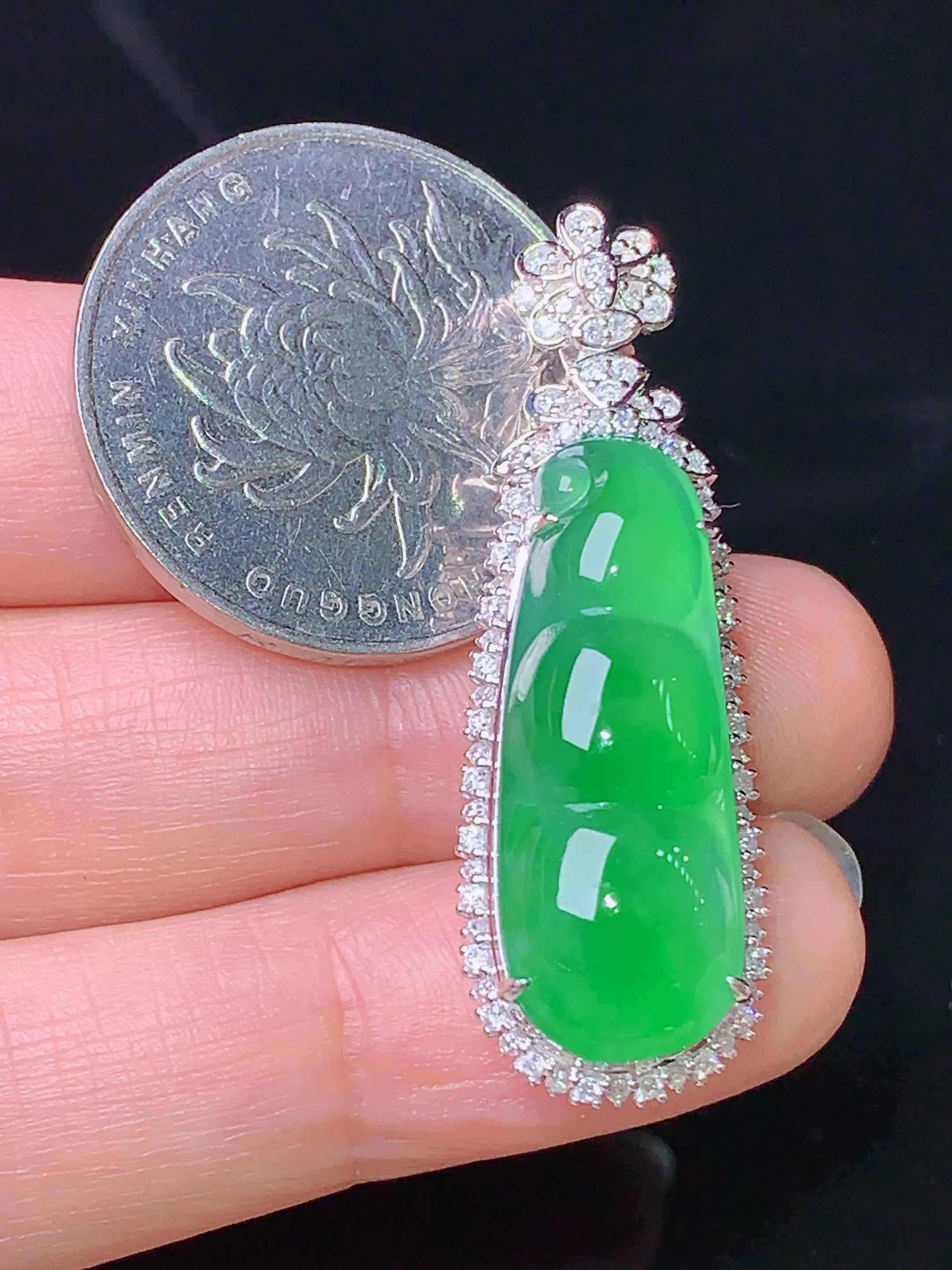 18k金钻镶嵌翠绿四季豆吊坠 玉质细腻 水润亮眼 色泽艳丽 整体尺寸39*13*12