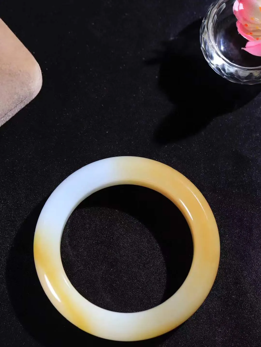 【暖玉生香·手镯】

收藏级和田玉糖白玉手镯，质地油润细腻，色泽高贵典雅，镯型古朴典雅。在诗情画意的雨巷相遇，你是我腕间的一抹风情，有你眸有深情，清风荡漾湖间静水，我愿俯身低眉，在烟波涟漪处，寻你深情倩影。内径52.5mm尺寸13.8-10.6mm重75.2克  691052851T