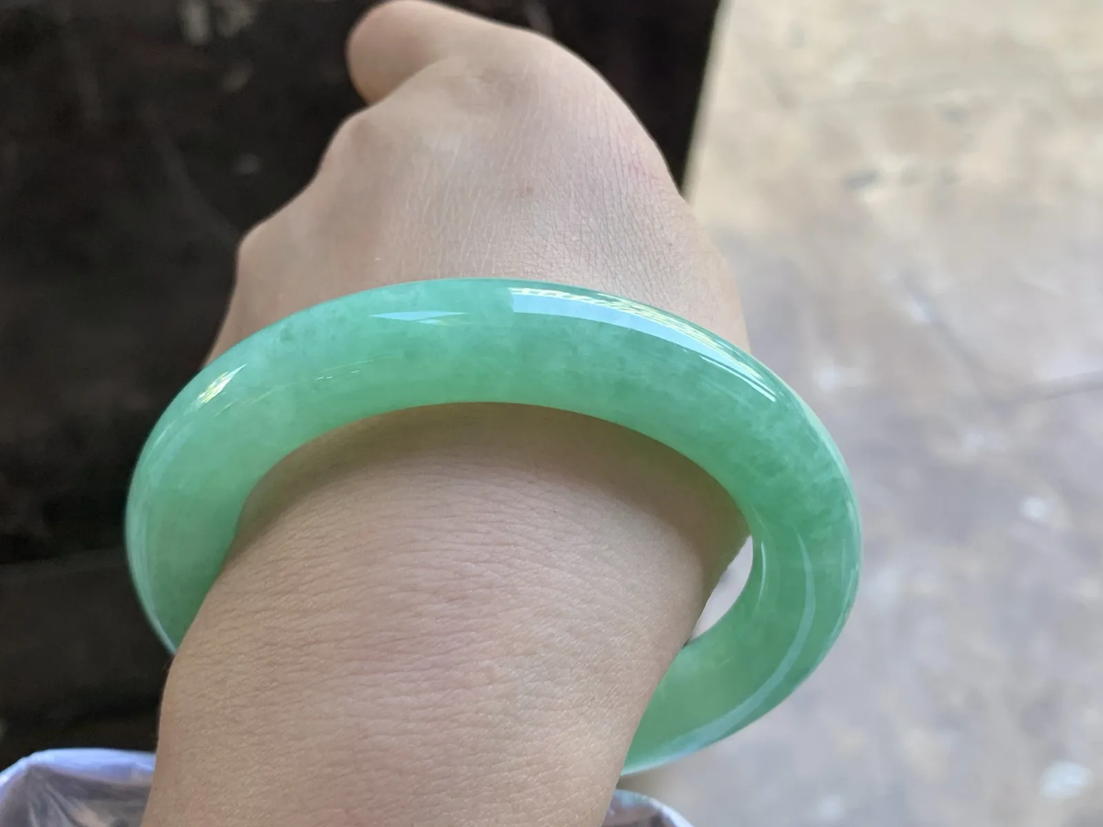 57-11.7

阳绿色圆条手镯^_^色阳 玉质温润