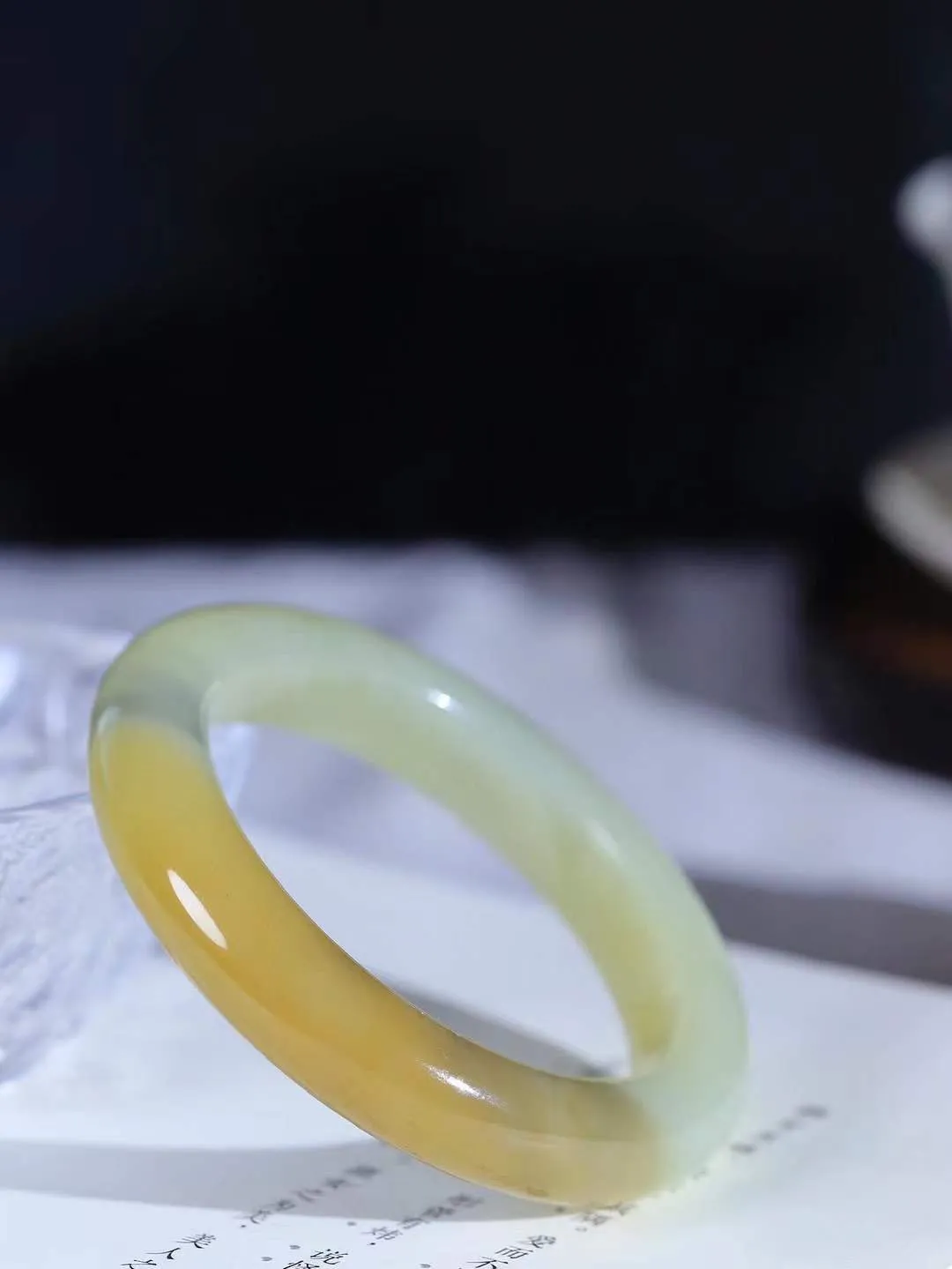 （柔情似水.手镯）

精品和田玉三色手镯，玉质温润细腻，镯型饱满圆润，优雅知性，姽婳于幽静兮，又婆娑乎人间，经典款型，古朴典雅。极具灵性，腕间风情，风姿卓越。 重64克    内径55mm 尺寸12.4-10.2mm   781042841T