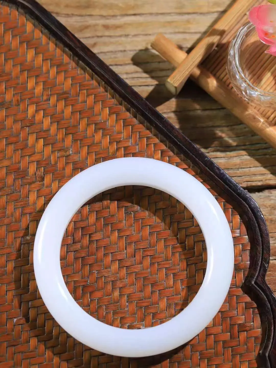 【婉约佳人.手镯】

收藏级️和田玉白玉手镯 玉质温润细腻 油性十足 手感舒适，高华雅逸，线条流畅，简约大气，美自天成，素雅高贵。佩戴于腕间，婉约之美，举手投足间透出那份低调奢华。重64.7克 内径57.5mm  尺寸11.6-10.5mm   FDA-691082831