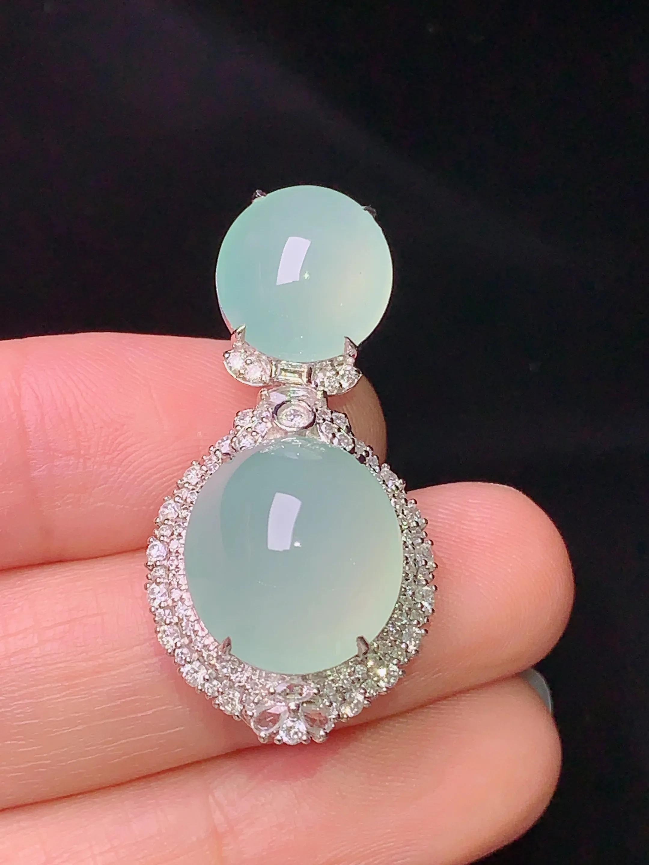 18k金钻镶嵌浅绿蛋面组合吊坠 玉质细腻 水润亮眼  整体尺寸35*17.5*12.8