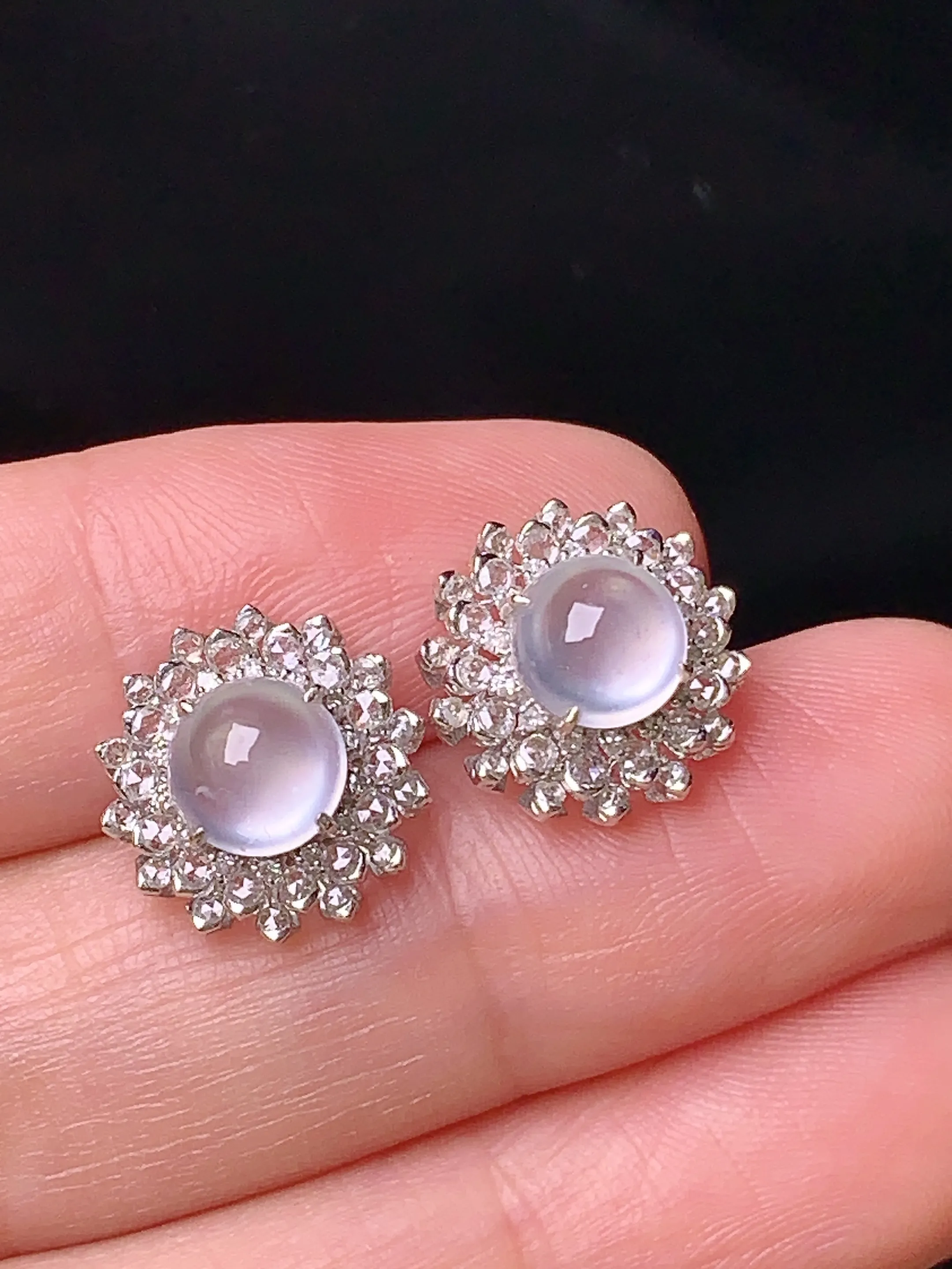 18k金钻镶嵌冰种蛋面耳钉 玉质细腻 水润亮眼  整体尺寸12*7.5