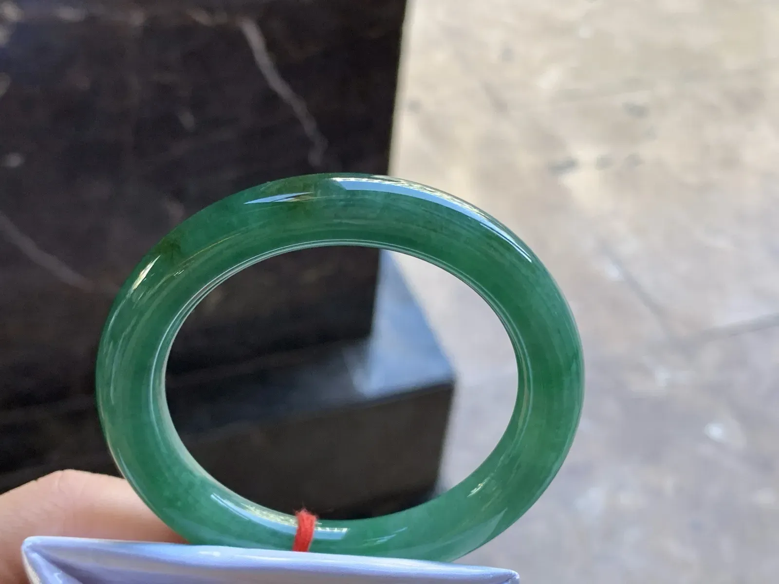 53-10

浓绿色圆条手镯^_^颜色鲜艳 玉质温润