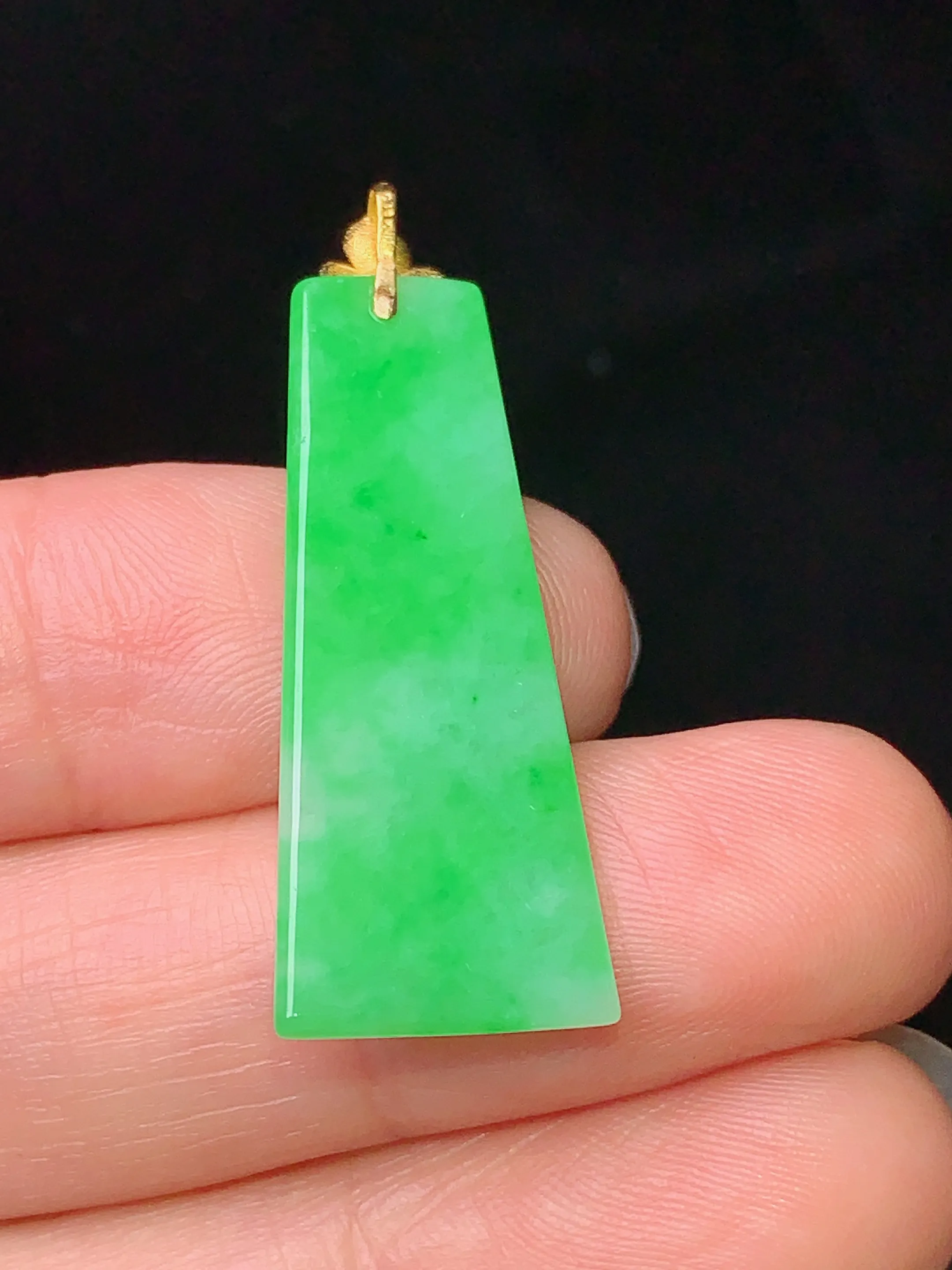 18k金镶嵌翠绿无事牌吊坠 玉质细腻 水润亮眼  整体尺寸35.5*12.5*2