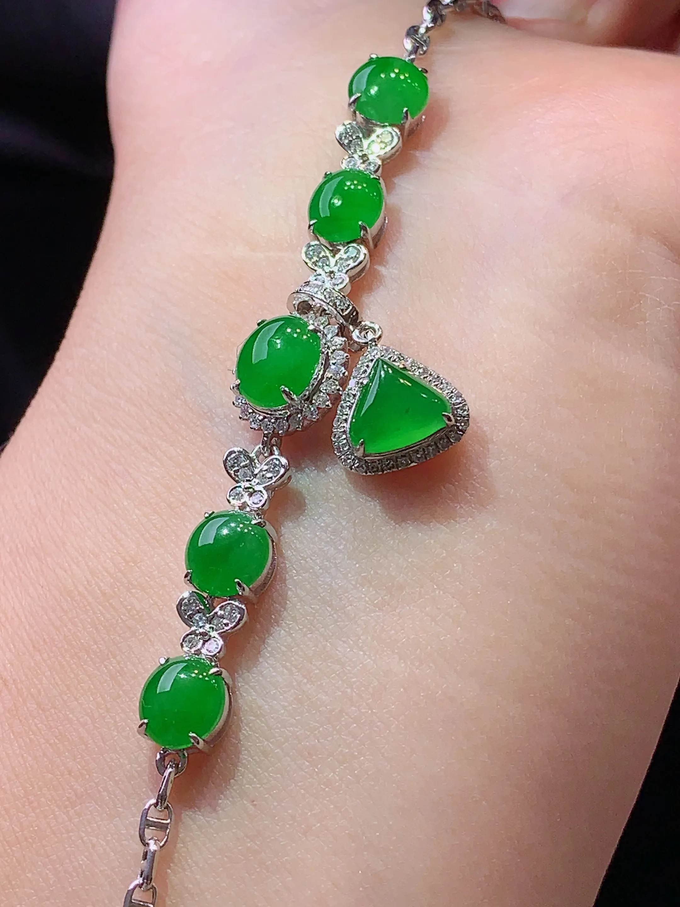 18k金钻镶嵌满绿蛋面吊坠两用款 玉质细腻 水润亮眼 色泽艳丽 整体尺寸55.8*9*5.7