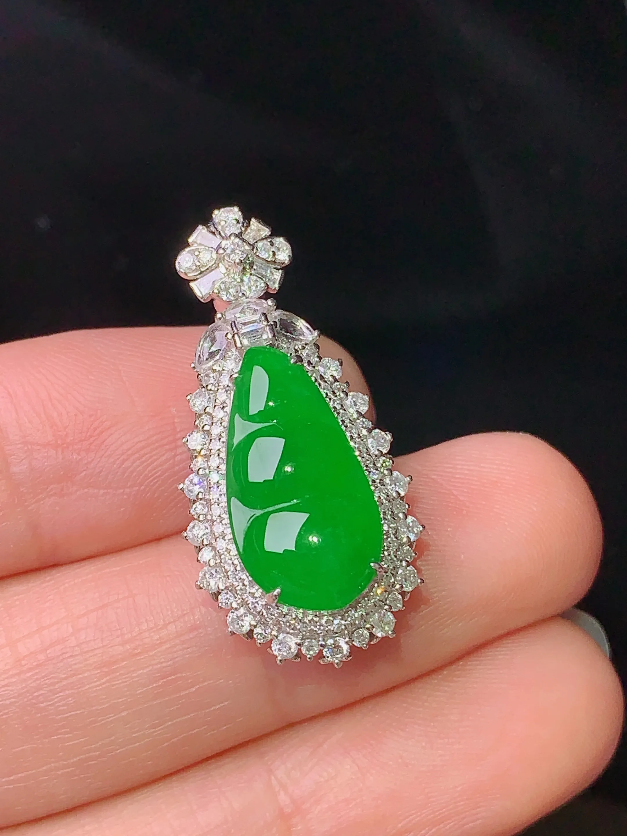 18k金钻镶嵌满绿四季豆吊坠 玉质细腻 水润亮眼  整体尺寸28.8*14*9.5