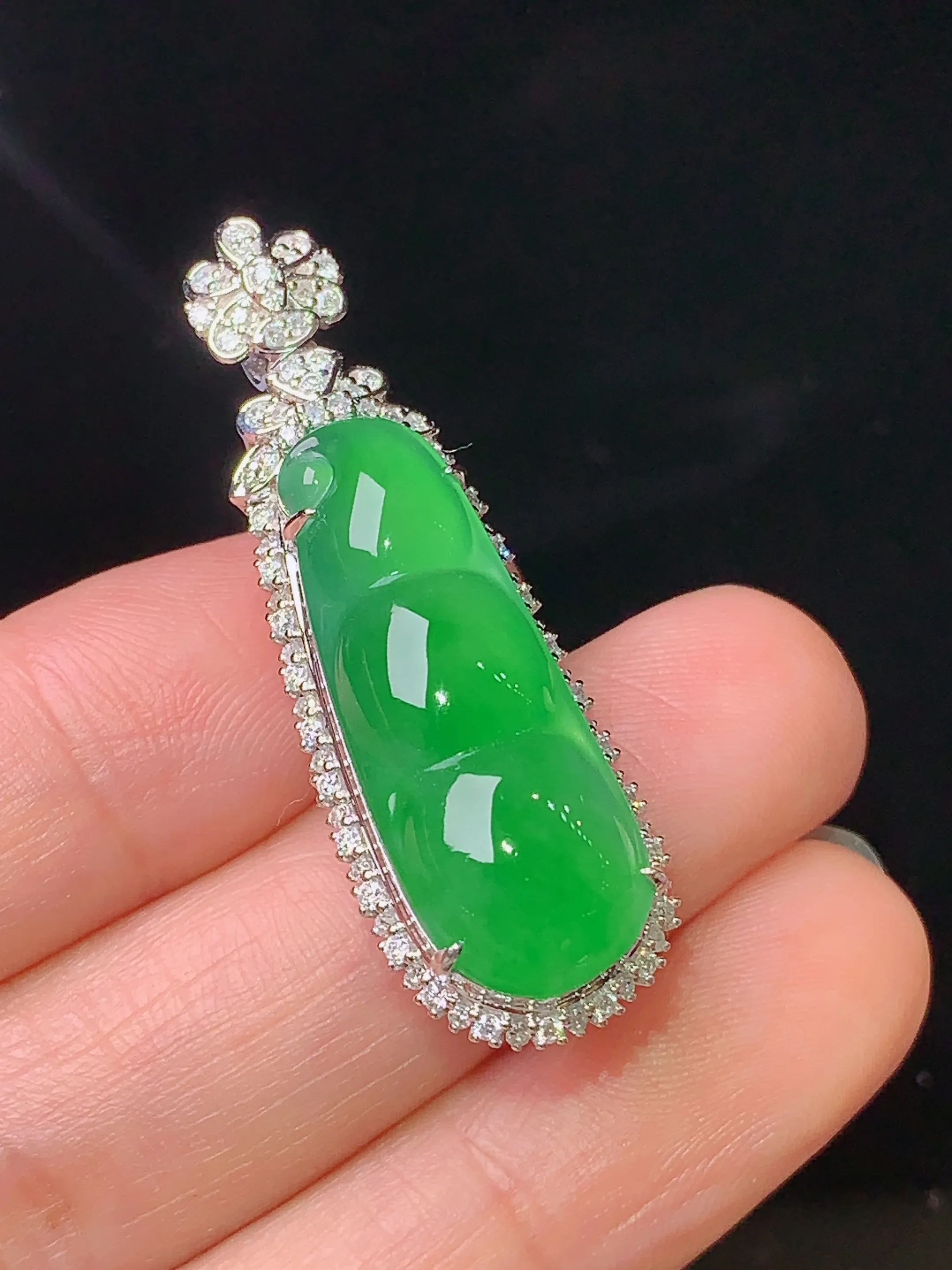 18k金钻镶嵌翠绿四季豆吊坠 玉质细腻 水润亮眼 色泽艳丽 整体尺寸39*13*12