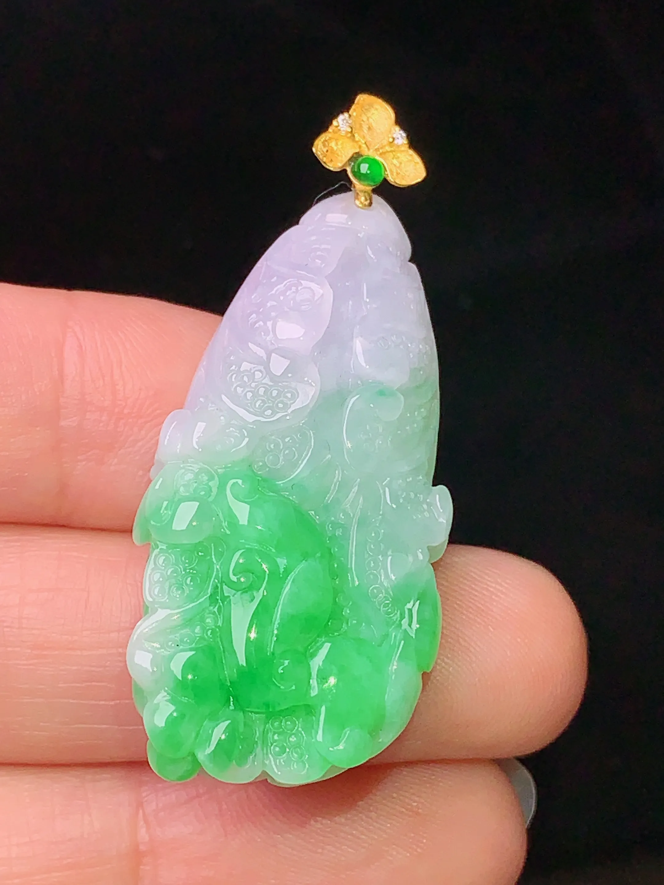 18k金镶嵌飘绿白菜吊坠 玉质细腻 水润亮眼  整体尺寸43.3*17.6*10
