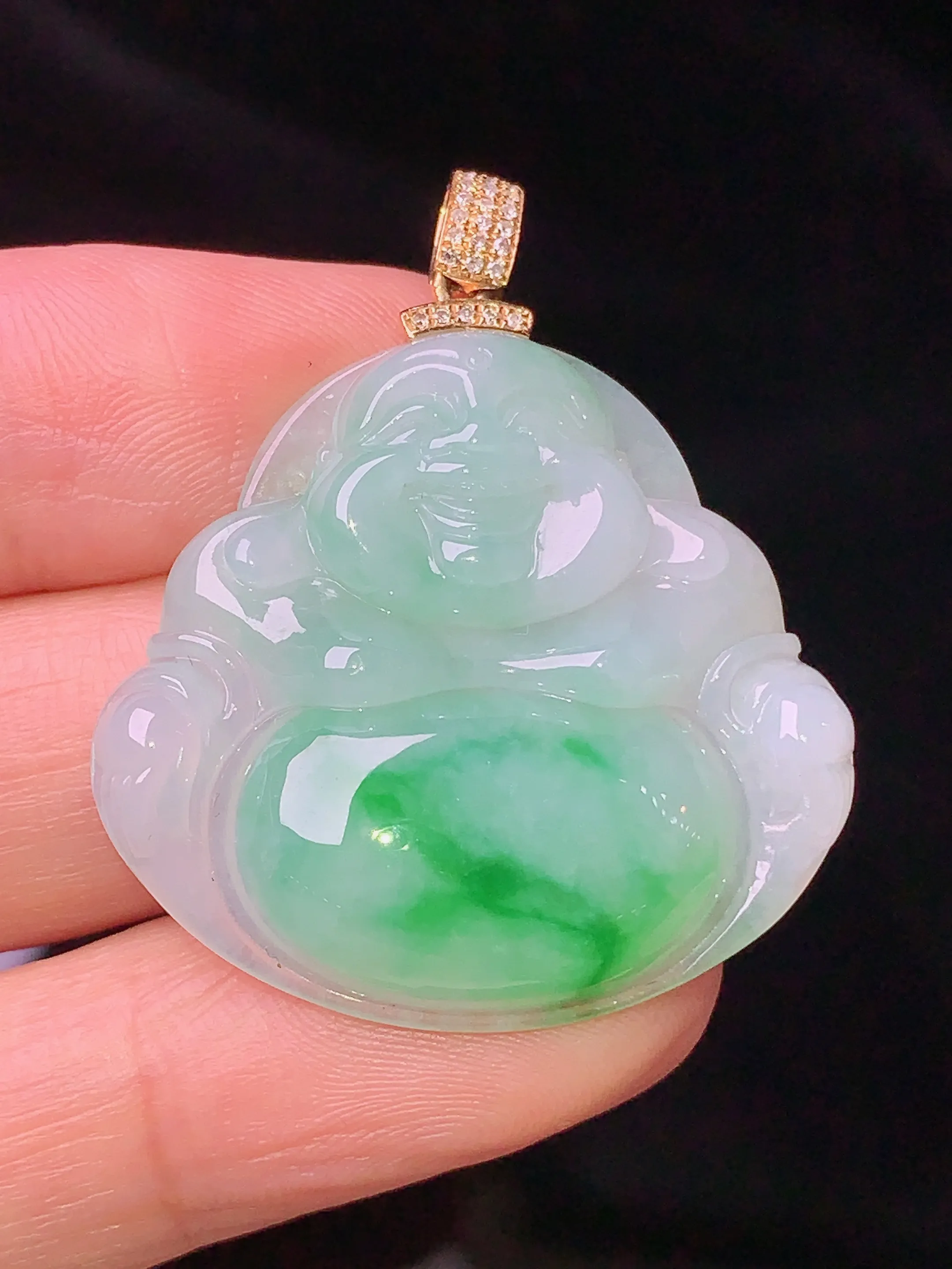 18k金钻镶嵌飘绿佛公吊坠 玉质细腻 色泽艳丽 水润亮眼  整体尺寸36.5*30.8*6