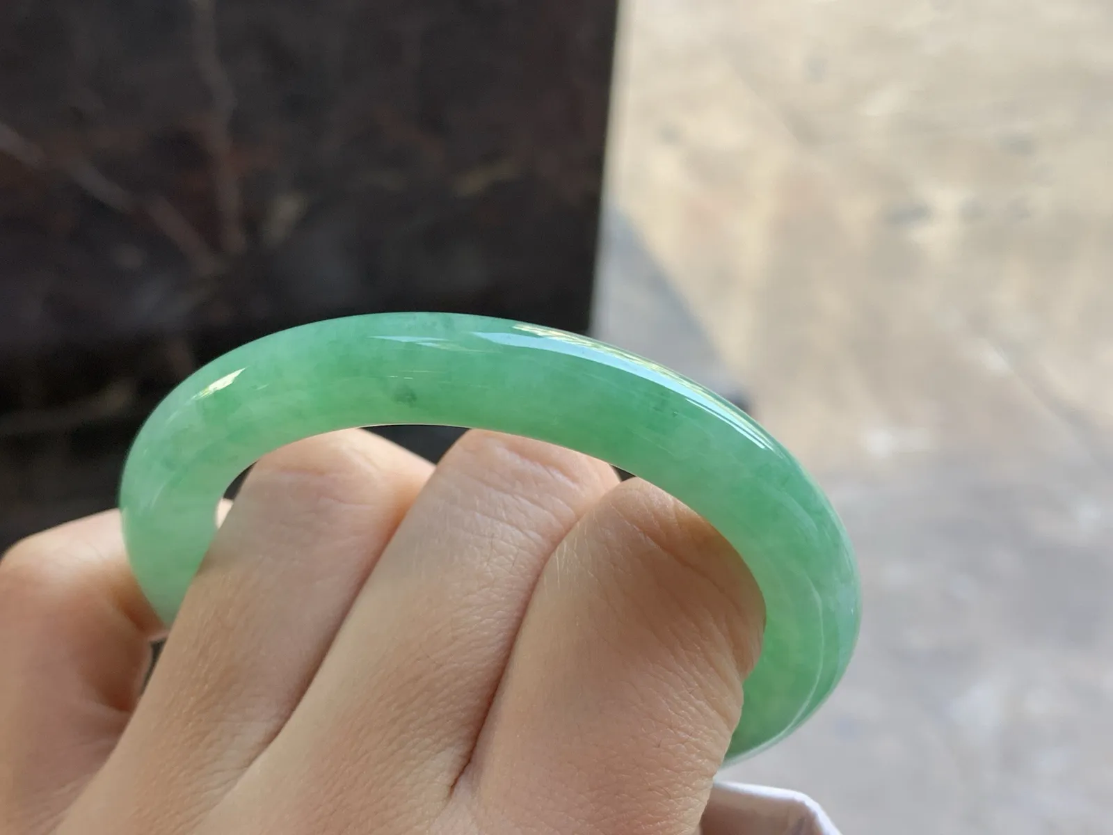 51.5-8.8

阳绿色圆条手镯^_^色阳 玉质温润