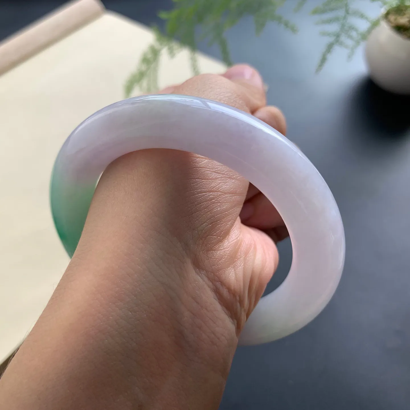 56圈口飘绿圆条手镯 尺寸：56-12-11.6，无纹裂，色泽靓丽，细腻光滑