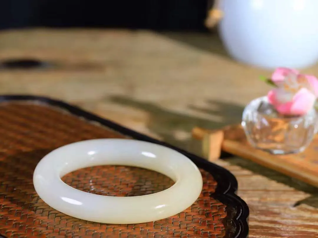 【玉佳人·手镯】

收藏级️和田玉糖白玉圆条手镯 ，玉质细腻油润，做工细致精美，端庄素雅，亭亭玉立