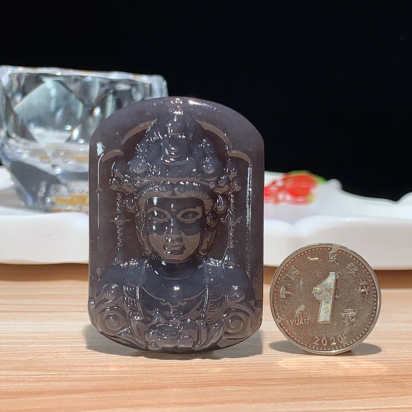 和田玉紫罗兰观音头牌子挂件。尺寸51/35/11重38克 无裂无杂 玉质细腻油润 底色纯净 脂粉好，品质好。lt251027