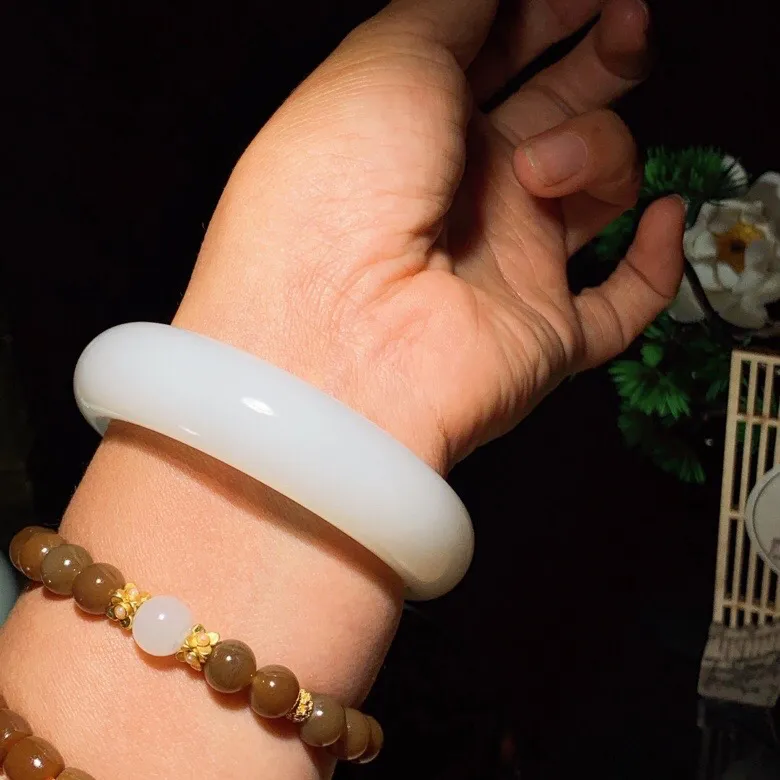 56圈口 新疆和田玉白玉羊脂白玉手镯   羊脂白玉宽版手镯。圈口56条宽17厚10玉质细腻油润 无裂无杂无结构。底色纯净 脂粉好。结构好。品质好！lt251027