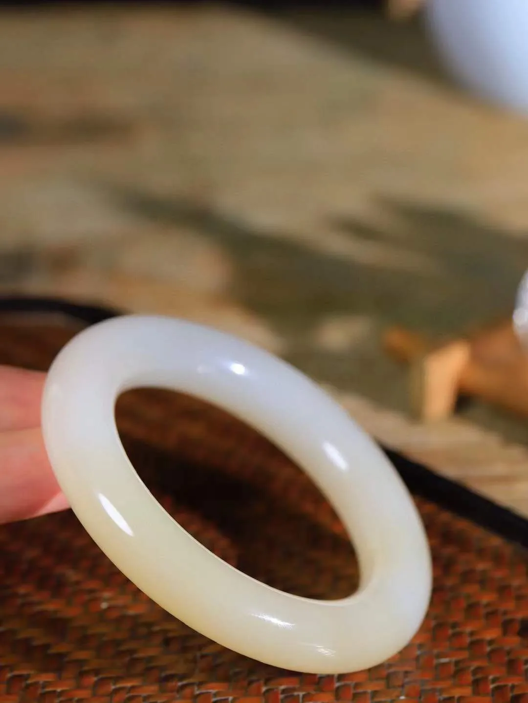 【玉佳人·手镯】

收藏级️和田玉糖白玉圆条手镯 ，玉质细腻油润，做工细致精美，端庄素雅，亭亭玉立，芊芊素手。芊芊素手，怎能忘镯？秀美圆条，更显婀娜。内径54.5mm 尺寸12.4-12.7mm重81克 691052884T