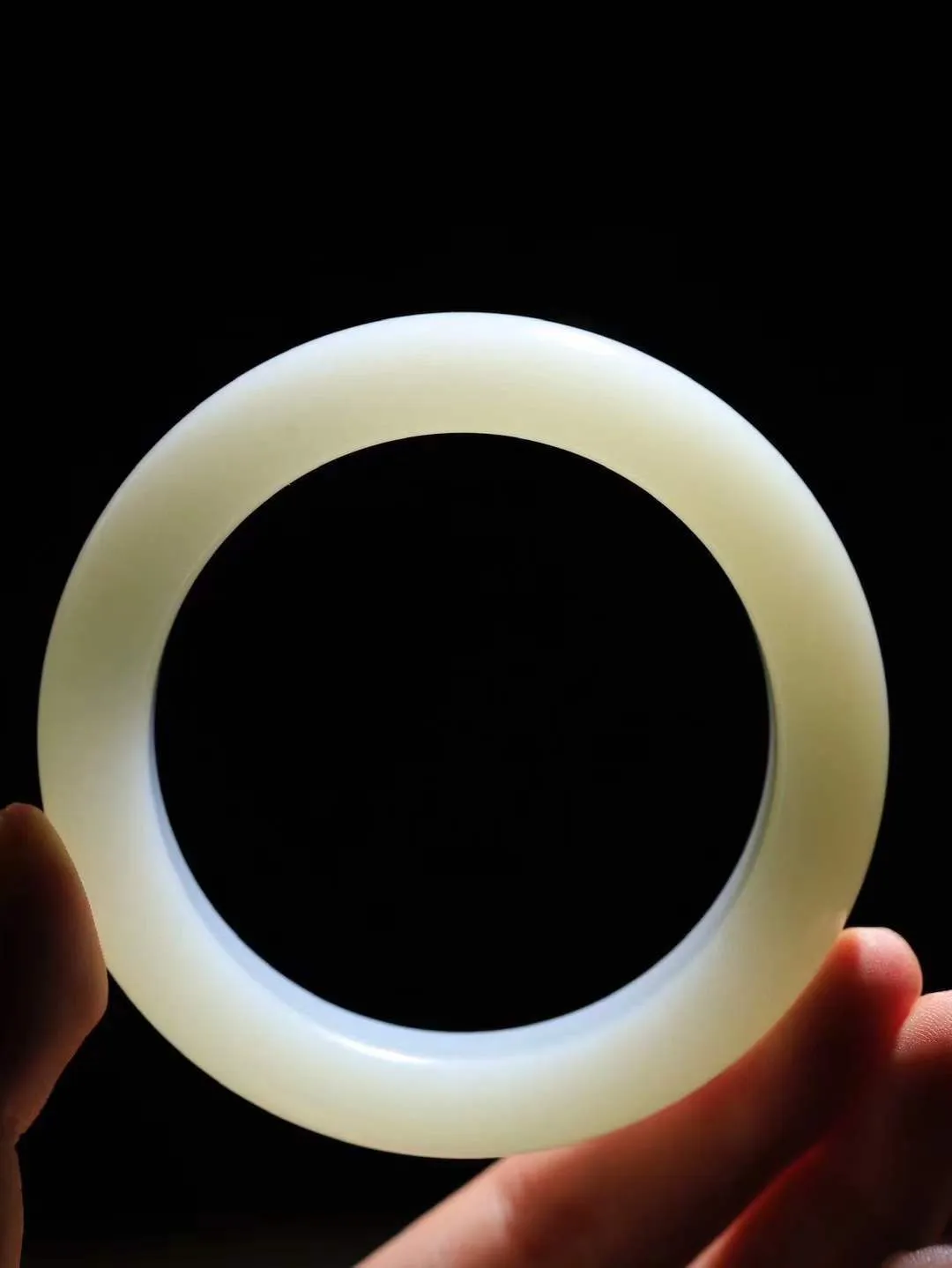 （柔情似水.手镯）

收藏级和田玉白玉手镯，玉质温润细腻，镯型饱满圆润，优雅知性，姽婳于幽静兮，又婆娑乎人间，经典款型，古朴典雅。极具灵性，腕间风情，风姿卓越。 重98.8克    内径59mm 尺寸16.8-10.8mm   781042841T