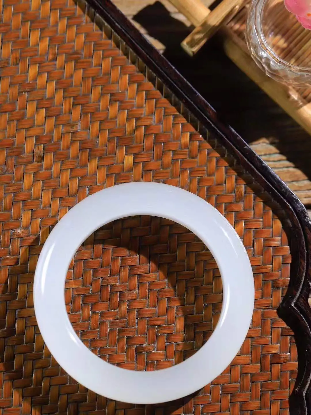 【情有独钟.手镯】

收藏级和田玉白玉手镯 玉质温润细腻 油性十足 手感舒适，高华雅逸，线条流畅，简约大气，美自天成，素雅高贵。佩戴于腕间，婉约之美，举手投足间透出那低调奢华。重64.8克 内径50mm 尺寸14-10mm   FDT-791052895