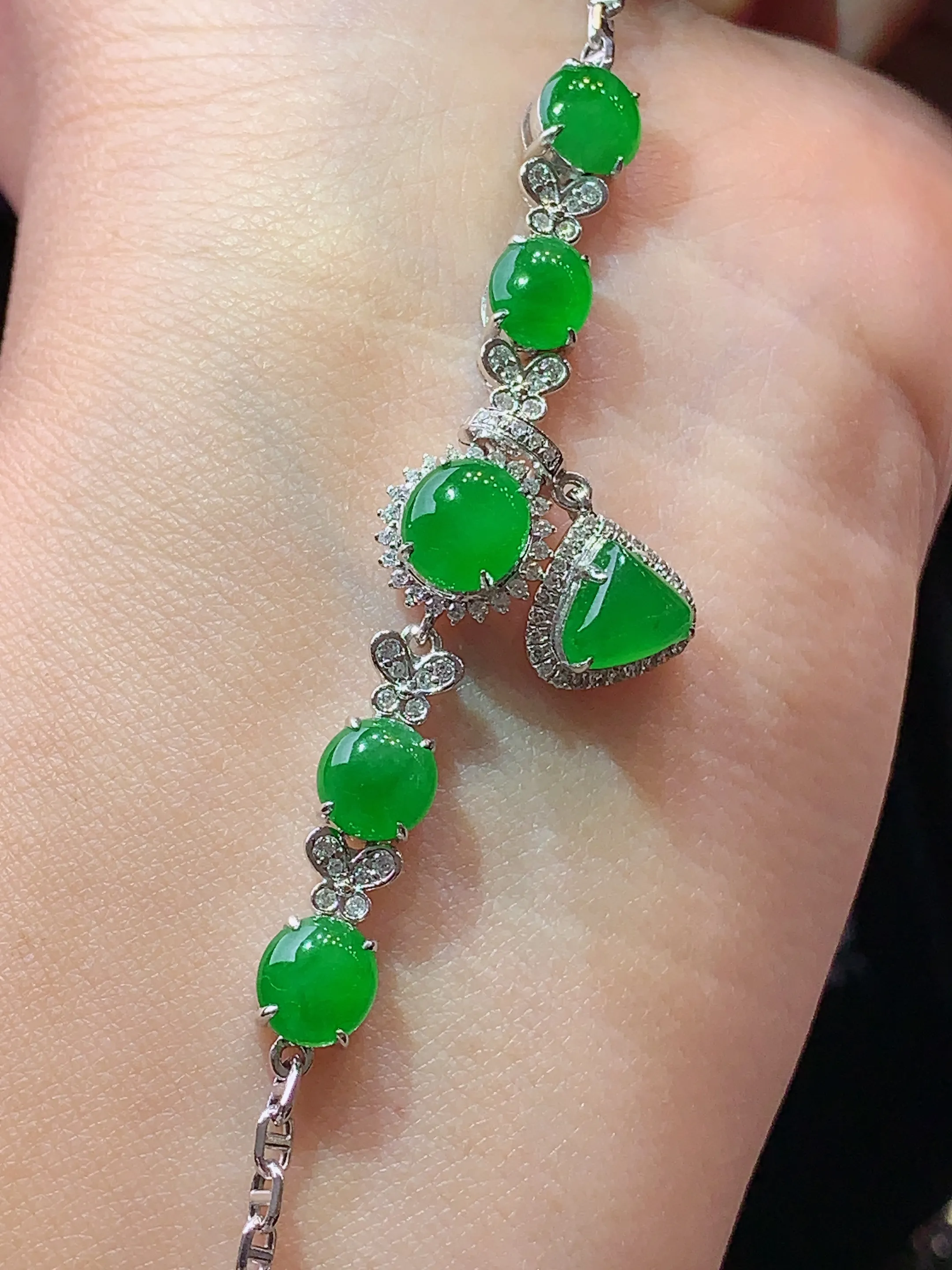 18k金钻镶嵌满绿蛋面吊坠两用款 玉质细腻 水润亮眼 色泽艳丽 整体尺寸55.8*9*5.7