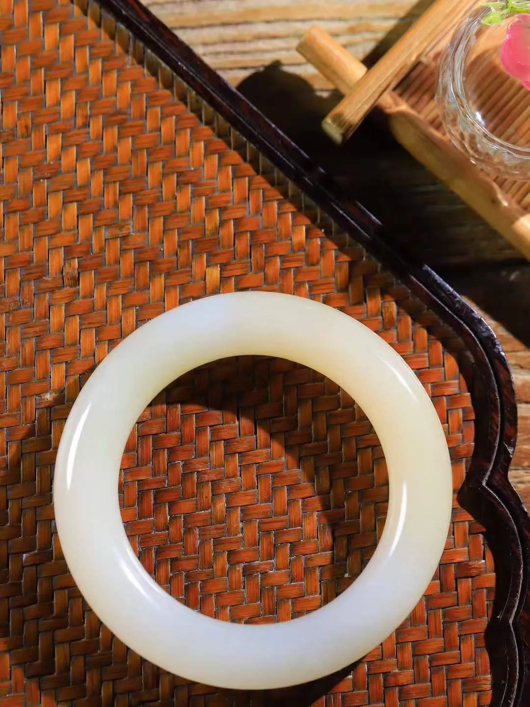 【花样年华·手镯】

收藏级️和田玉糖白玉圆条手镯，质地油润细腻，色泽高贵典雅，镯型古朴典雅。在诗情画意的雨巷相遇，你是我腕间的一抹风情，有你眸有深情，清风荡漾湖间静水，我愿俯身低眉，在烟波涟漪处，寻你深情倩影。内径53mm尺寸12.3-12.3mm 重76.3克fDT-781042841