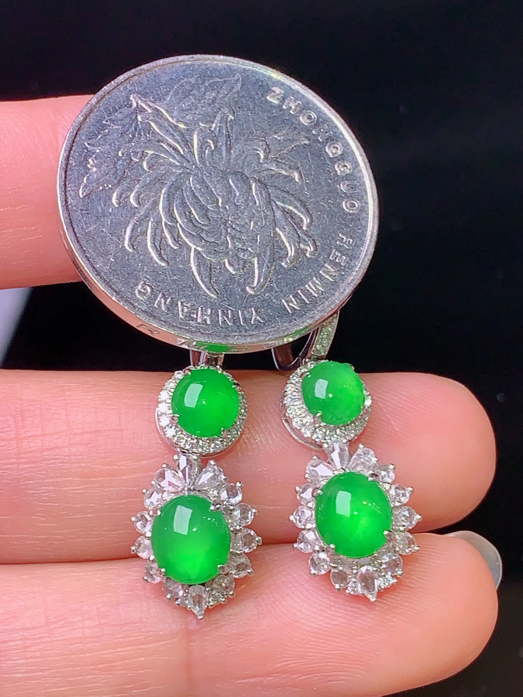 18k金钻镶嵌满绿蛋面耳坠 玉质细腻 色泽艳丽 水润亮眼  整体尺寸33*9.8*7.6