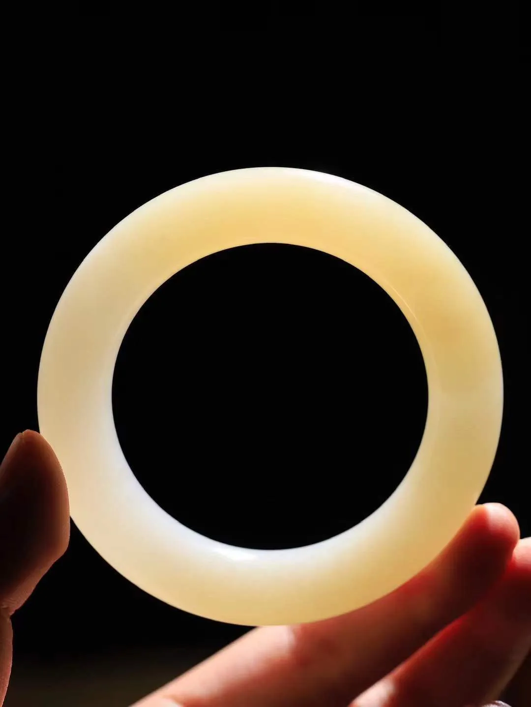 【玉佳人·手镯】

收藏级️和田玉糖白玉圆条手镯 ，玉质细腻油润，做工细致精美，端庄素雅，亭亭玉立，芊芊素手。芊芊素手，怎能忘镯？秀美圆条，更显婀娜。内径54.5mm 尺寸12.4-12.7mm重81克 691052884T