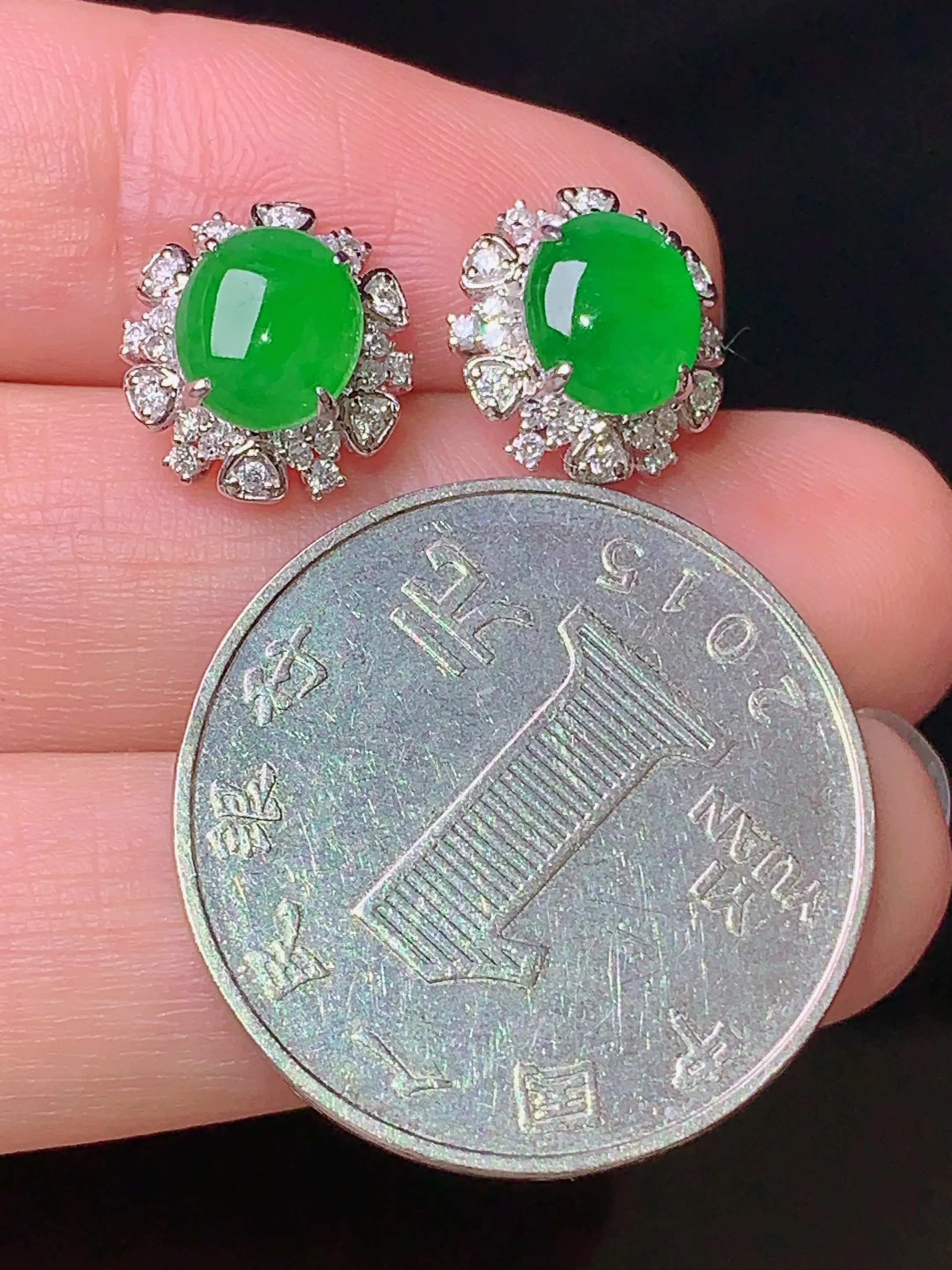 18k金钻镶嵌满绿蛋面耳钉 玉质细腻 水润亮眼 色泽艳丽 整体尺寸11.3*10.6*6.8