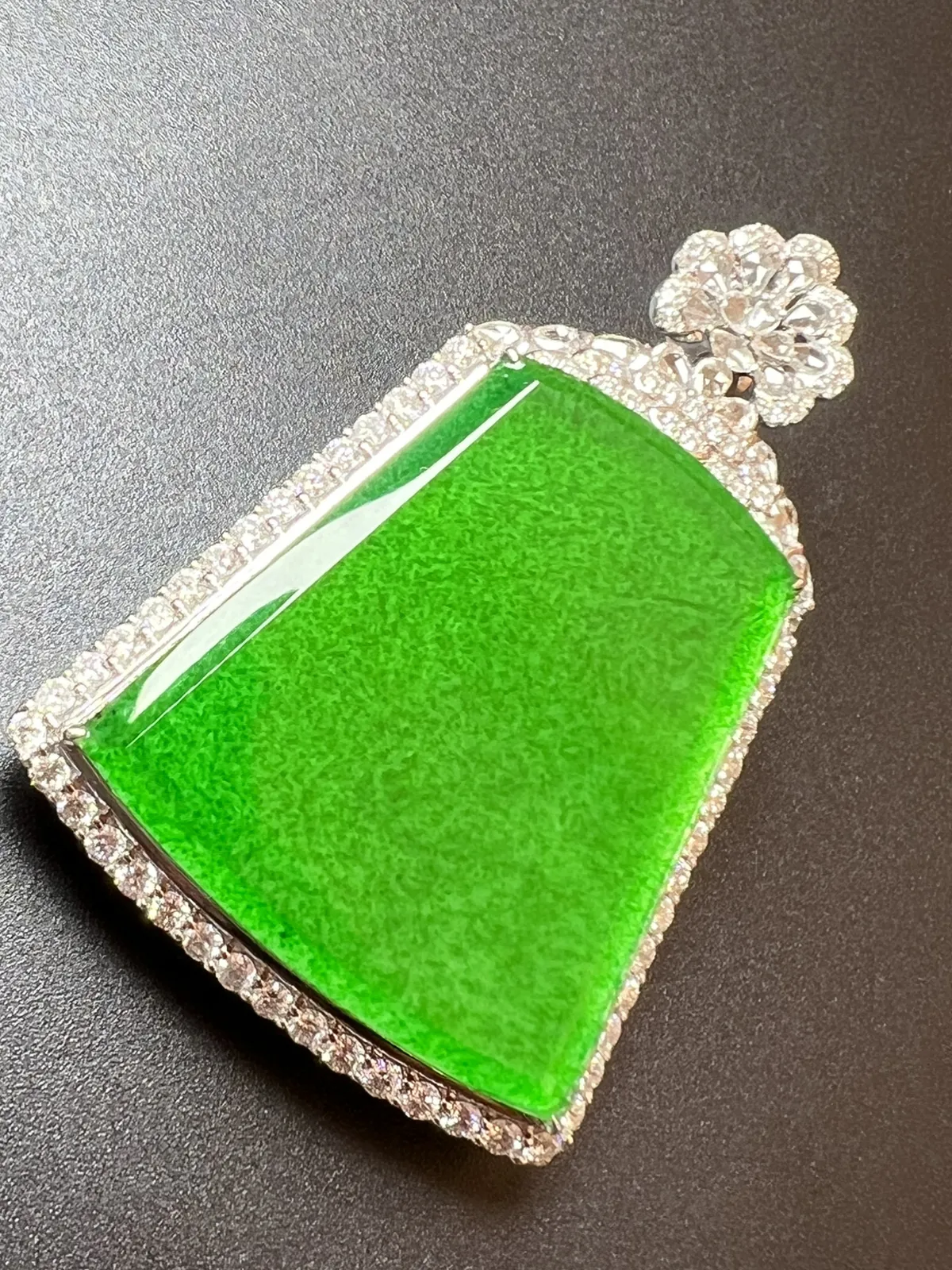 满绿大方牌配戴奢华霸气，色辣，整体尺寸52.2*35.8*13.5