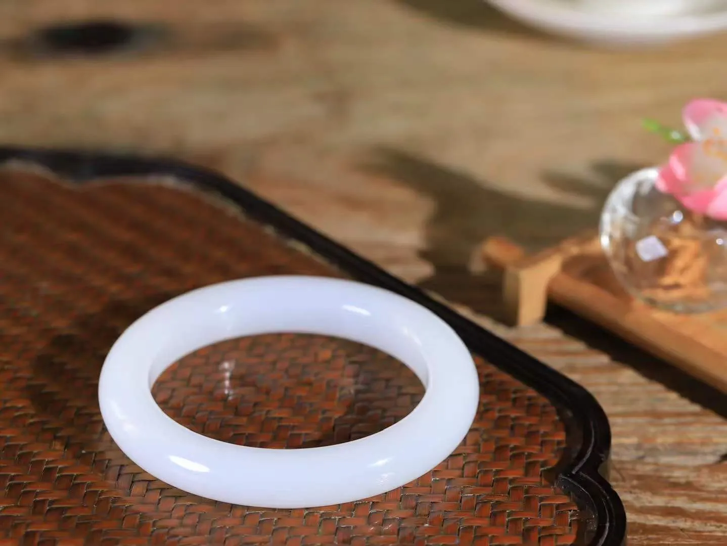 【婉约佳人.手镯】

收藏级️和田玉白玉手镯 玉质温润细腻 油性十足 手感舒适，高华雅逸，线条流畅，简约大气，美自天成，素雅高贵。佩戴于腕间，婉约之美，举手投足间透出那份低调奢华。重64.7克 内径57.5mm  尺寸11.6-10.5mm   FDA-691082831