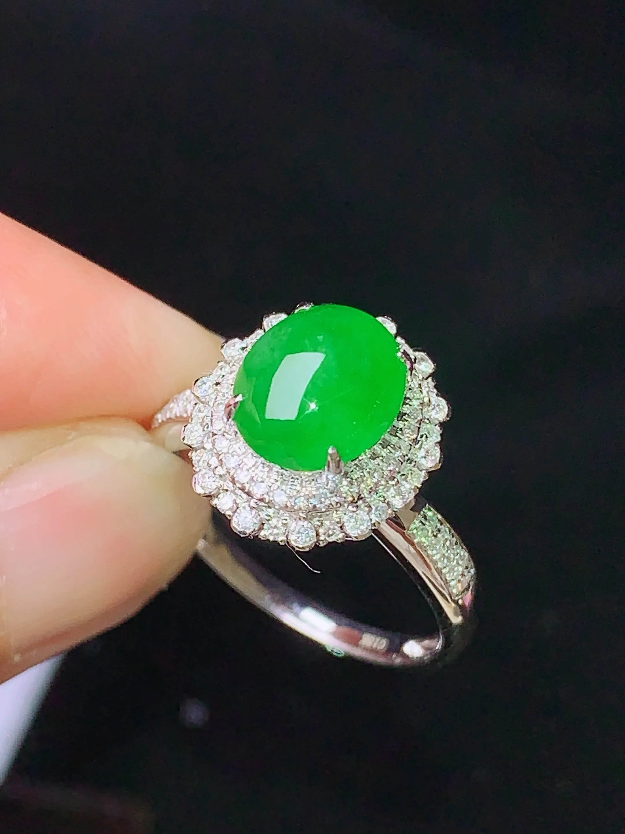 18k金钻镶嵌满绿蛋面戒指 玉质细腻 水润亮眼 色泽艳丽 圈口14.5 整体尺寸14*12.3*10