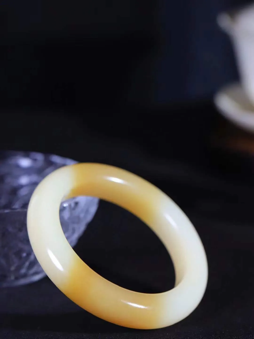 【腕间柔情.手镯】   

收藏级️和田玉糖白玉手镯 玉质温润细腻 油性十足 古朴秀雅 轻抚岁月的栏杆软香温玉，腕间玉镯轻轻晃动，令人情动心间，撷一缕月末的芬芳，把心思铺陈，时光静美，惟有你最温柔。重61.8克   尺寸51.5-12.7-10.2mm  461042800T