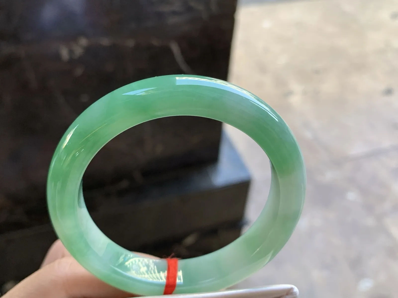 56.5-12.5-8.8

阳绿色手镯^_^玉质温润 色阳细腻