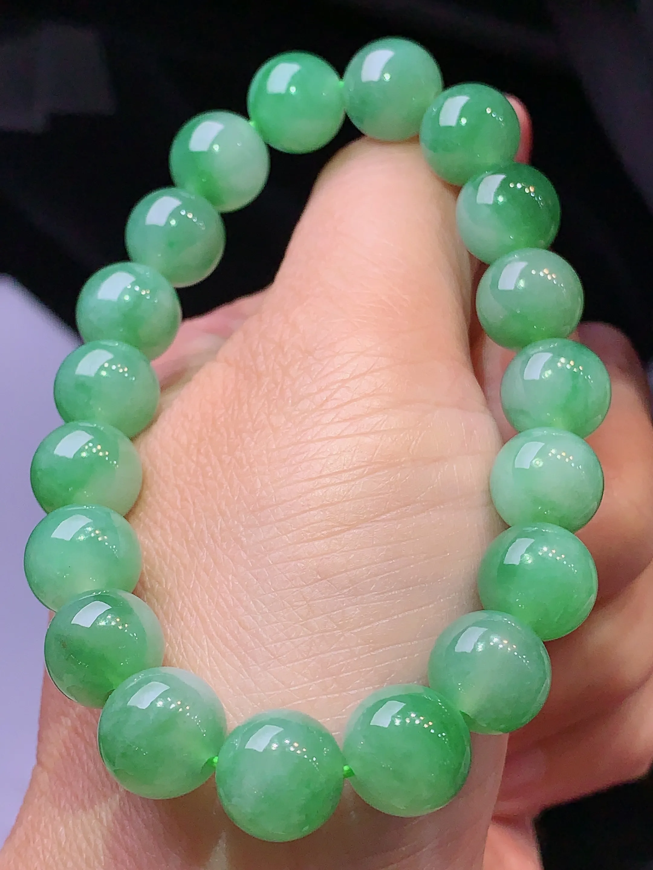 翠绿圆珠手链 玉质细腻 色泽艳丽 水润亮眼  整体尺寸10