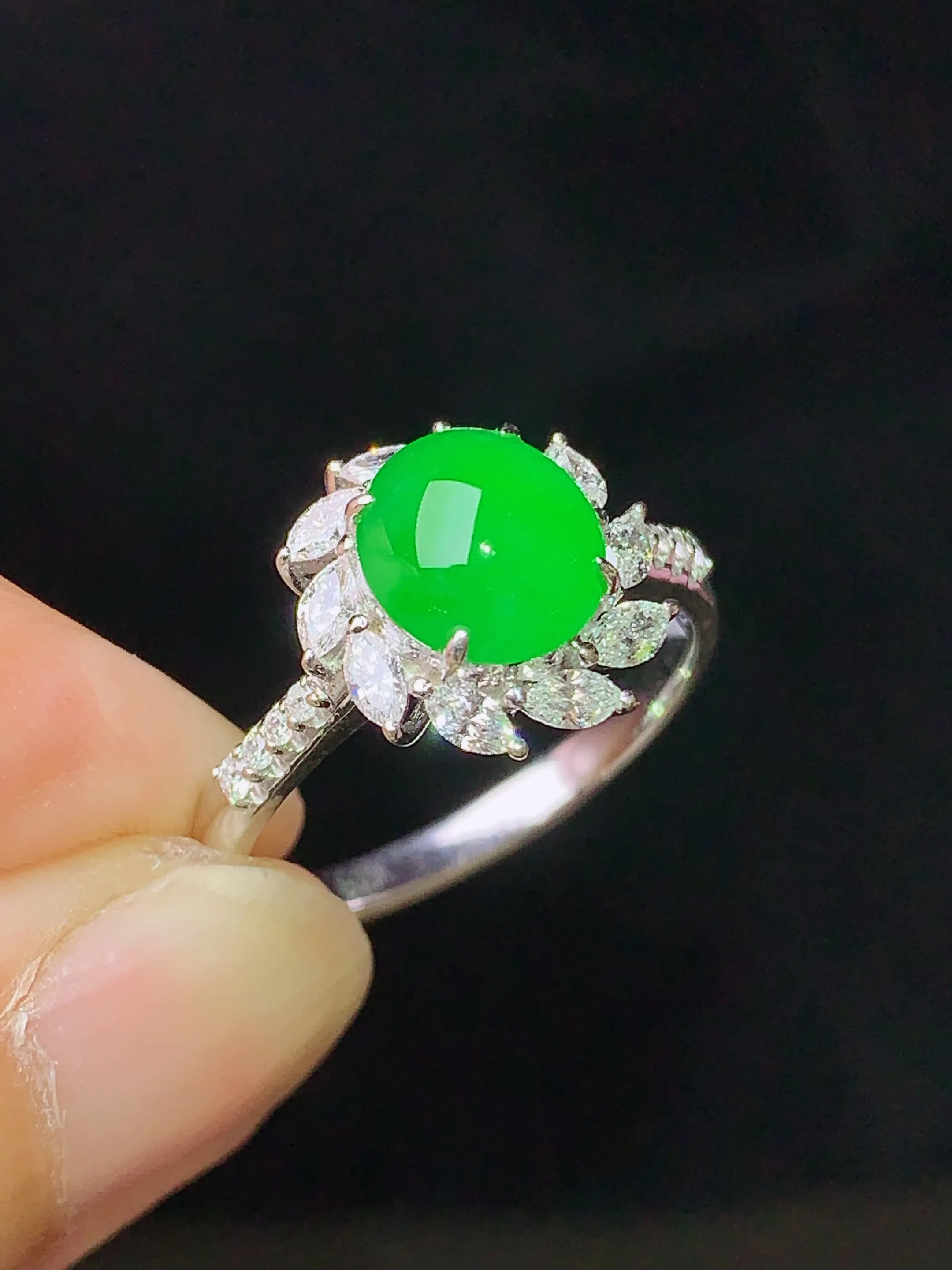 18k金钻镶嵌翠绿蛋面戒指 玉质细腻 水润亮眼 色泽艳丽 圈15.5 整体尺寸12*7.5
