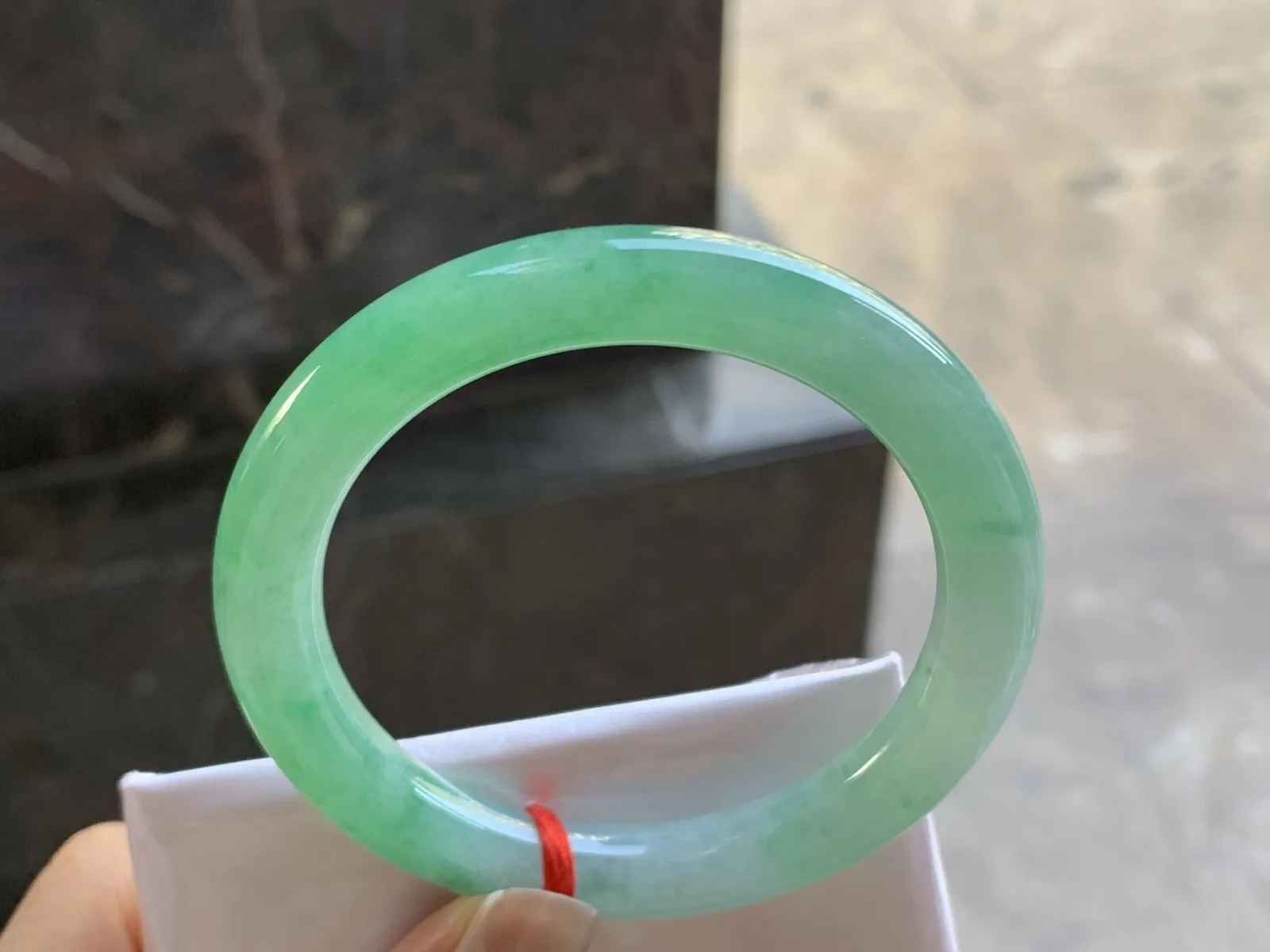 51.5-8.8

阳绿色圆条手镯^_^色阳 玉质温润